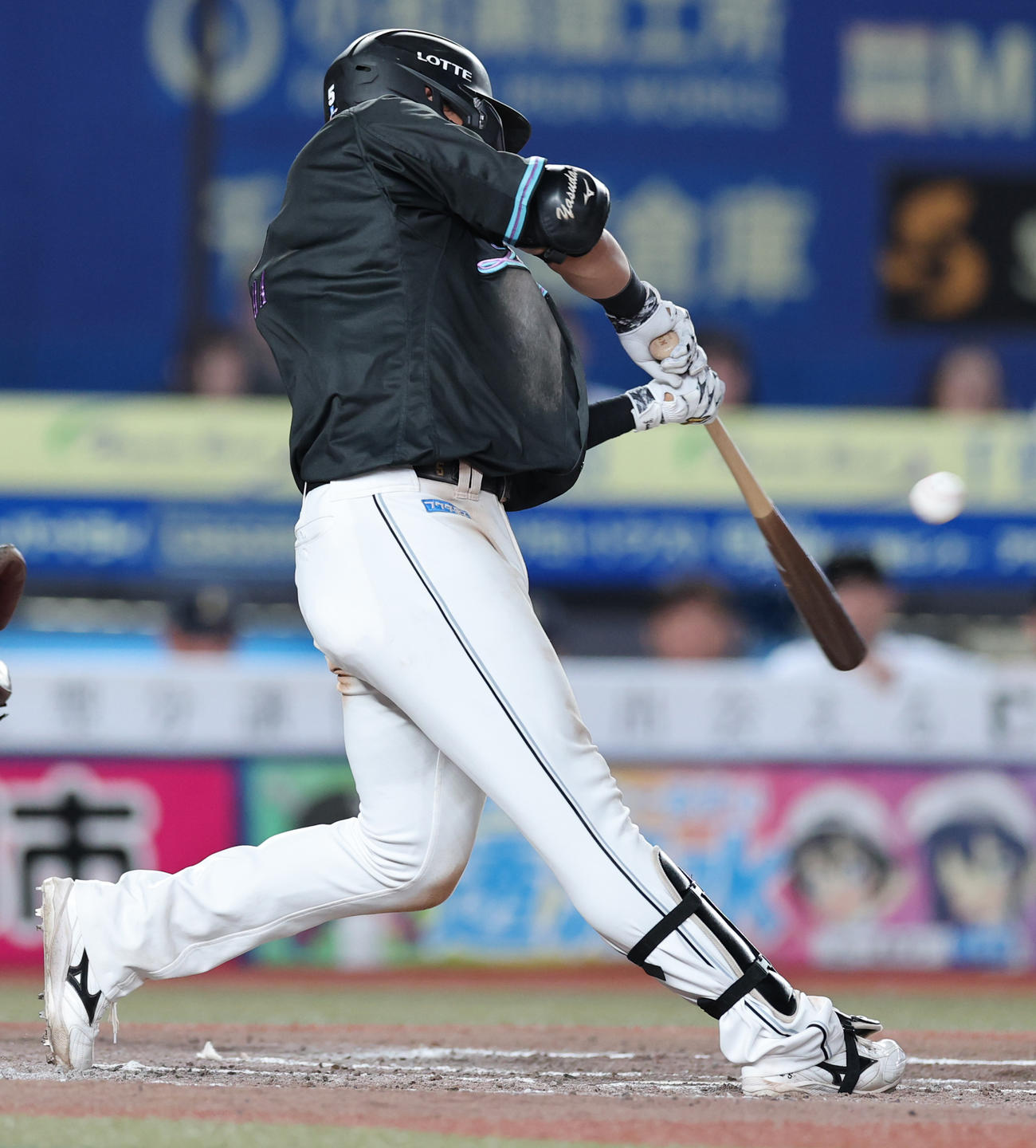ロッテ対オリックス　6回裏ロッテ2死満塁、走者一掃の3点適時二塁打を放つ安田（撮影・野上伸悟）