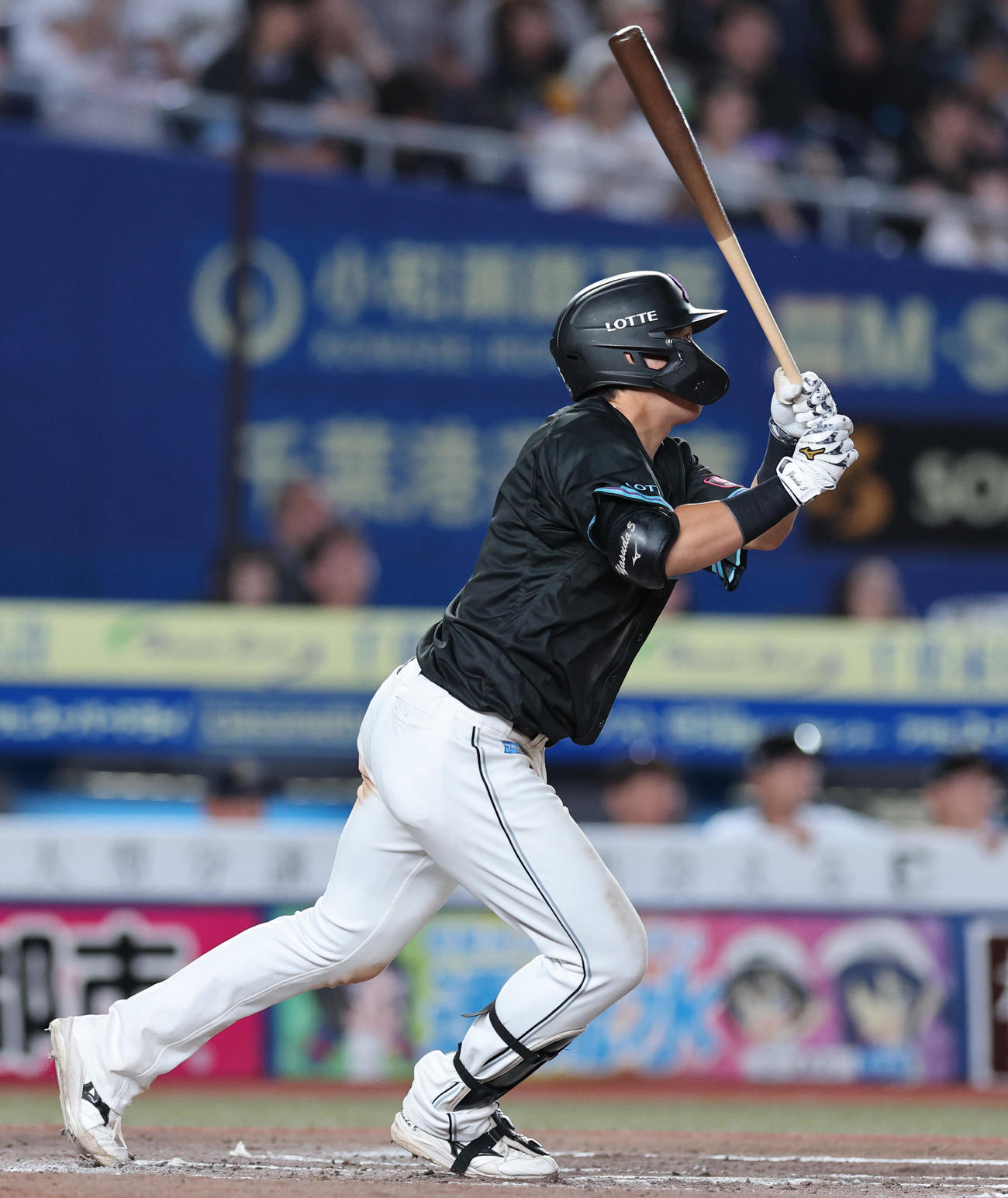 ロッテ対オリックス　6回裏ロッテ2死満塁、走者一掃の3点適時二塁打を放つ安田（撮影・野上伸悟）
