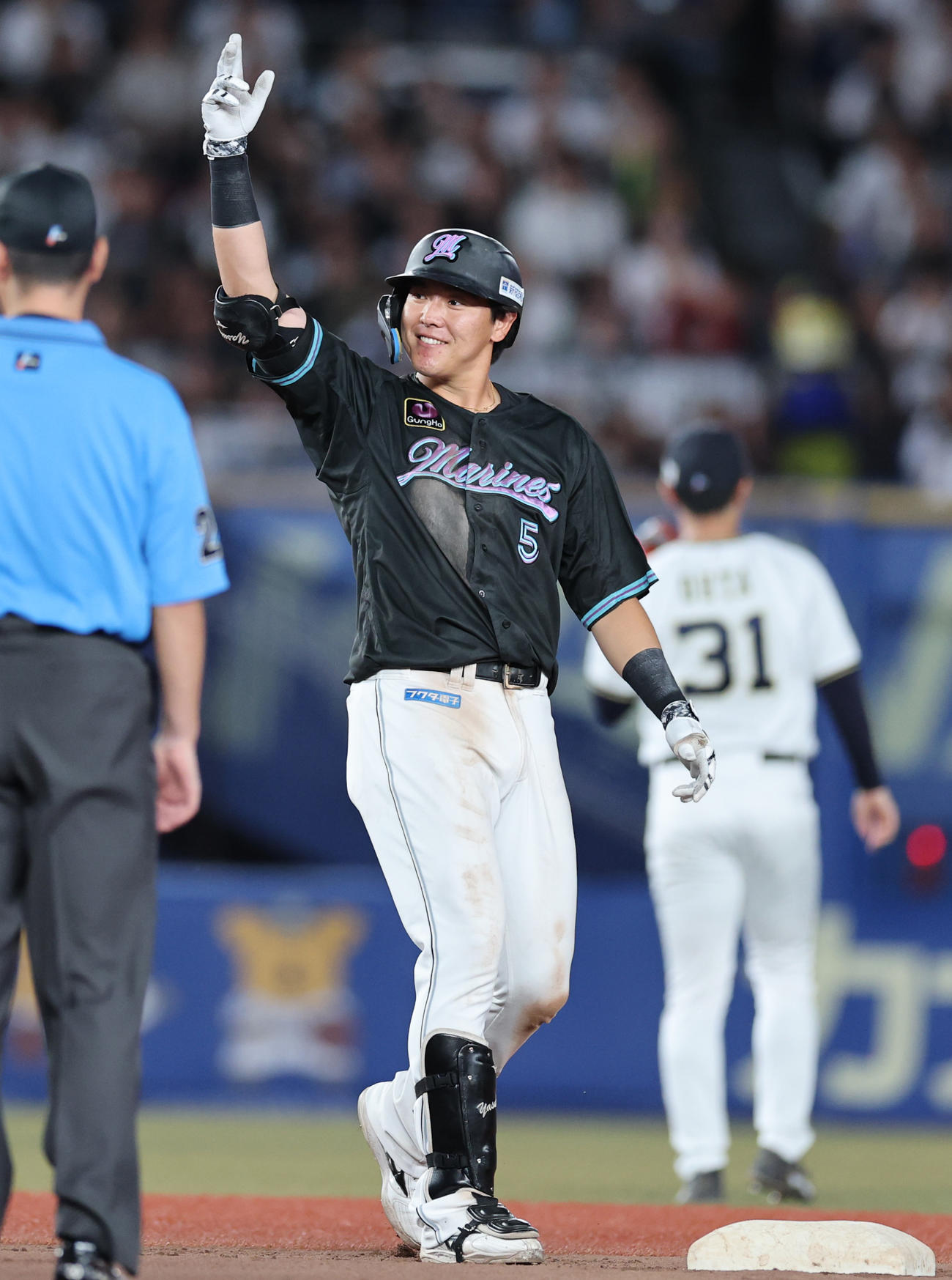 ロッテ対オリックス　6回裏ロッテ2死満塁、走者一掃の3点適時二塁打を放つ安田（撮影・野上伸悟）
