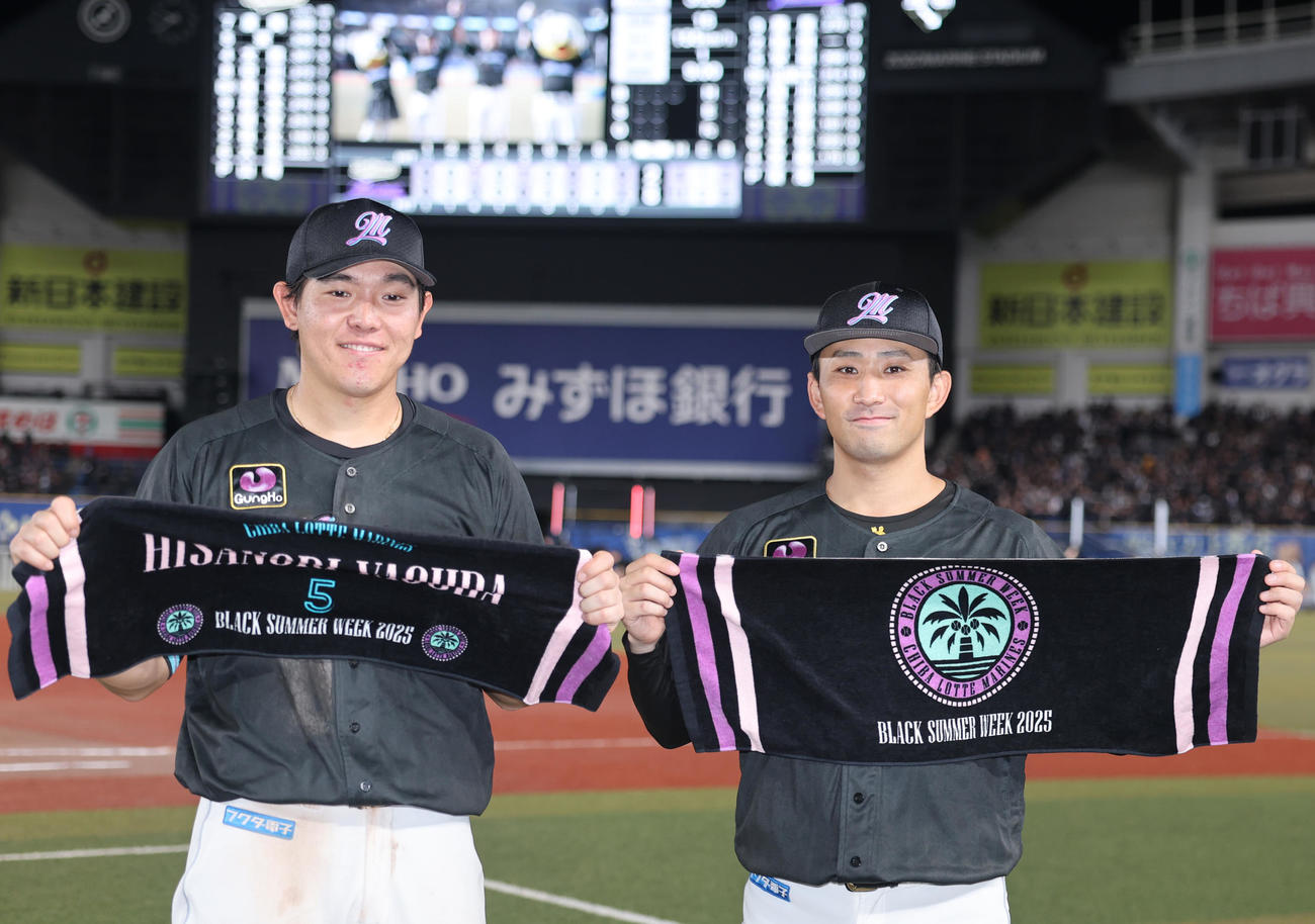 ロッテ対オリックス　勝利を喜ぶロッテ安田（左）と小島（撮影・野上伸悟）
