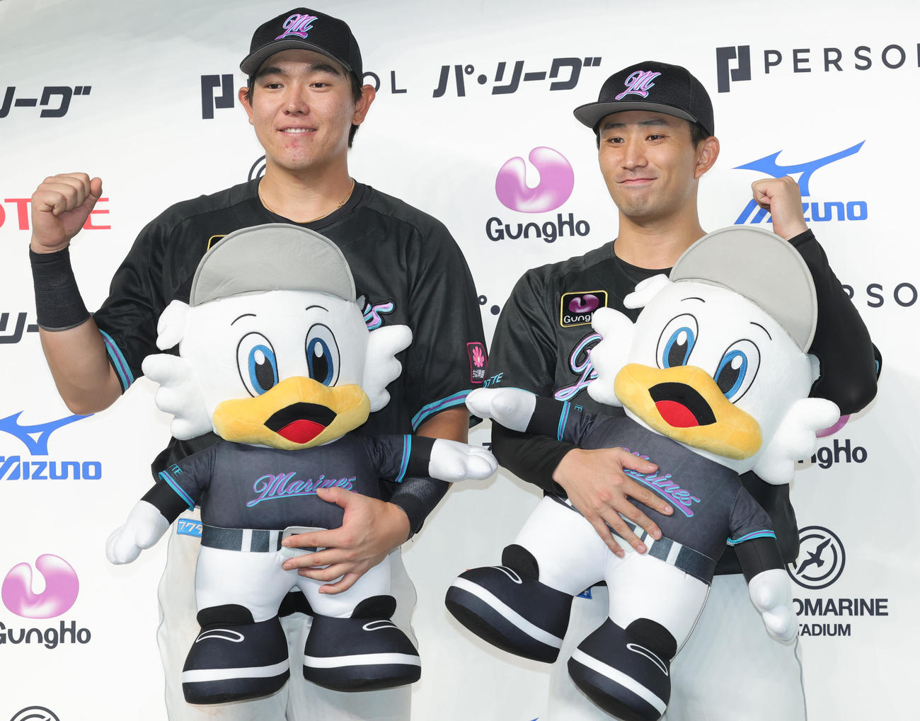 ロッテ対オリックス　勝利を喜ぶロッテ安田（左）と小島（撮影・野上伸悟）