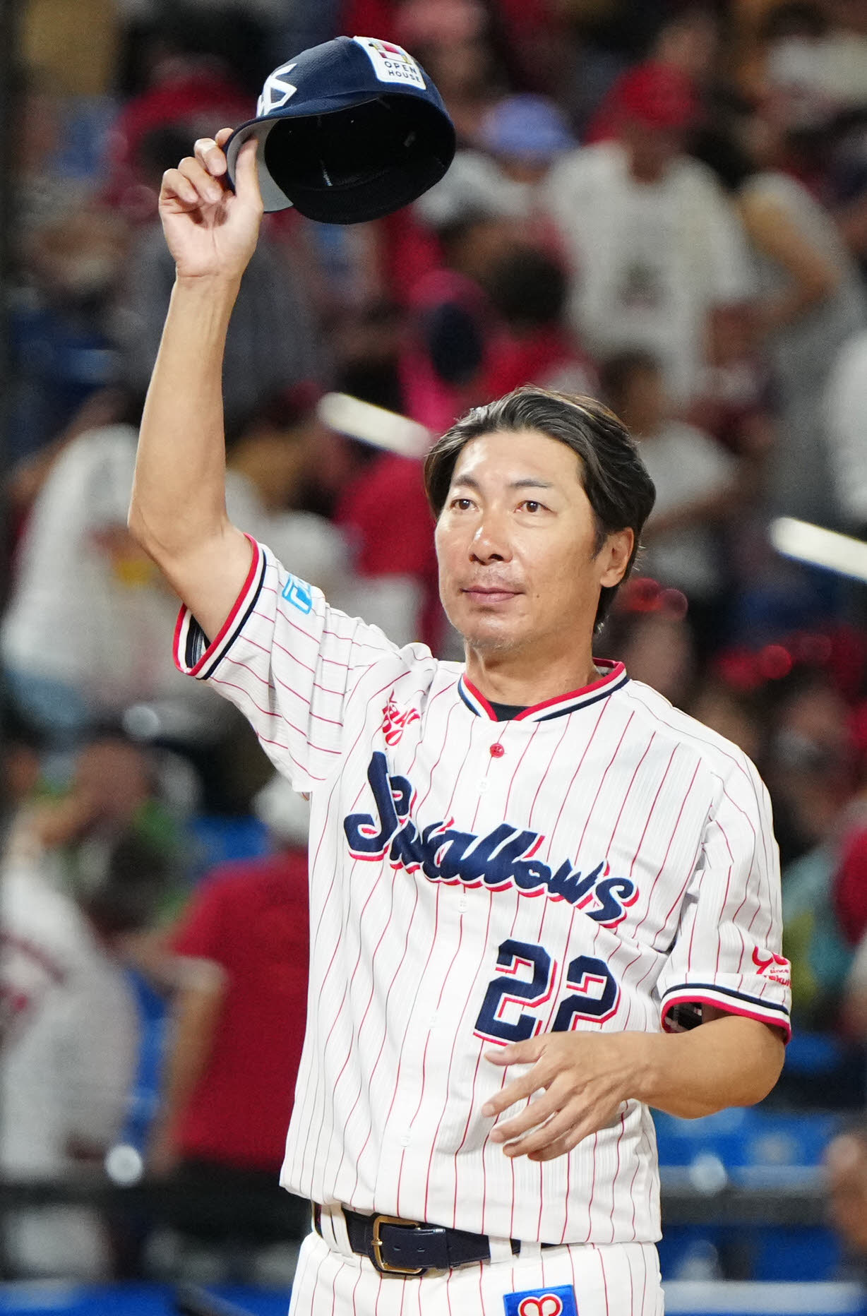 ヤクルト対広島　試合後、ファンにあいさつするヤクルト高津監督（撮影・江口和貴）