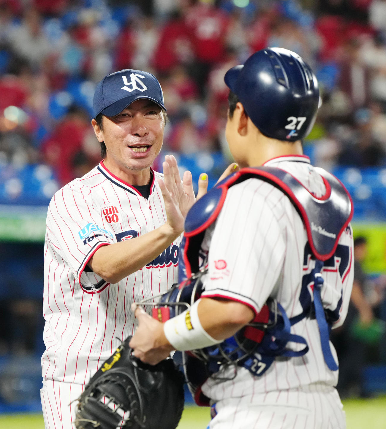 ヤクルト対広島　試合後、ヤクルト中村悠（右）と笑顔でタッチを交わす高津監督（撮影・江口和貴）