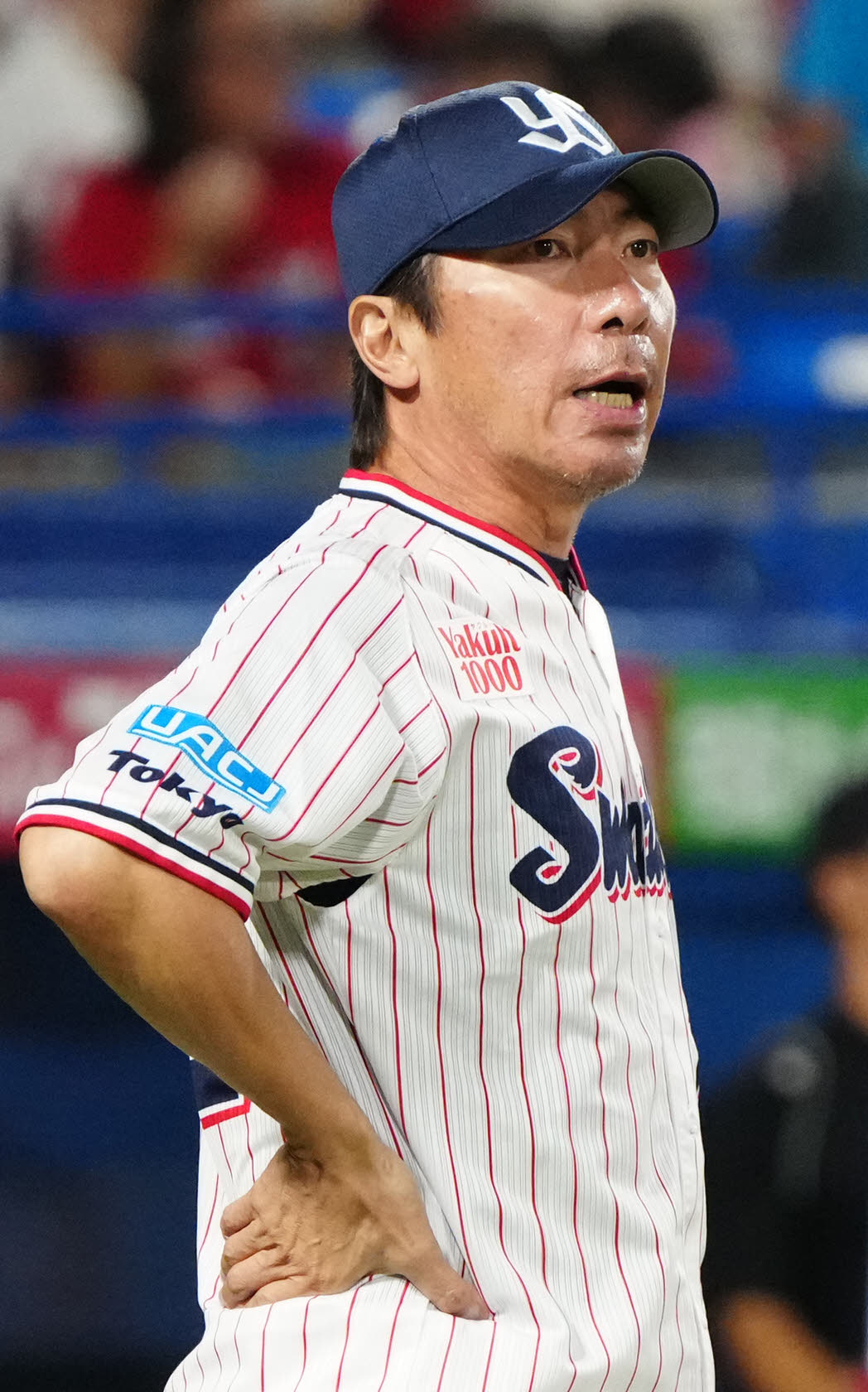 ヤクルト対広島　6回表開始前、選手交代を告げるヤクルト高津監督（撮影・江口和貴）