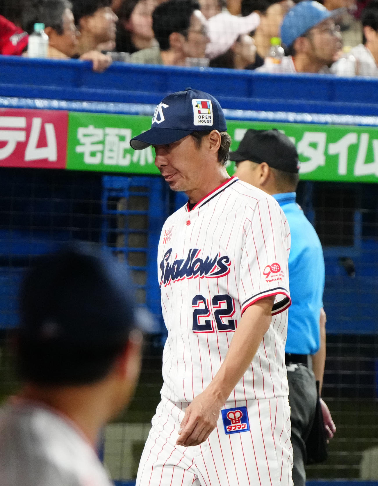 ヤクルト対広島　5回表途中、投手交代を告げベンチに引き揚げるヤクルト高津監督（撮影・江口和貴）