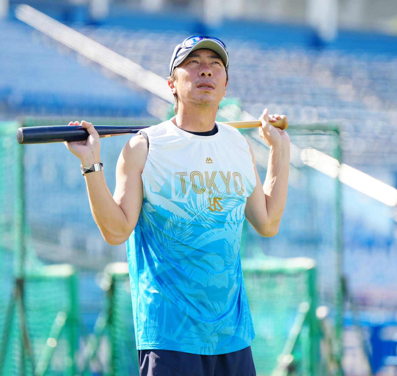 ヤクルト対広島　試合前練習を見つめるヤクルト高津監督（撮影・江口和貴）