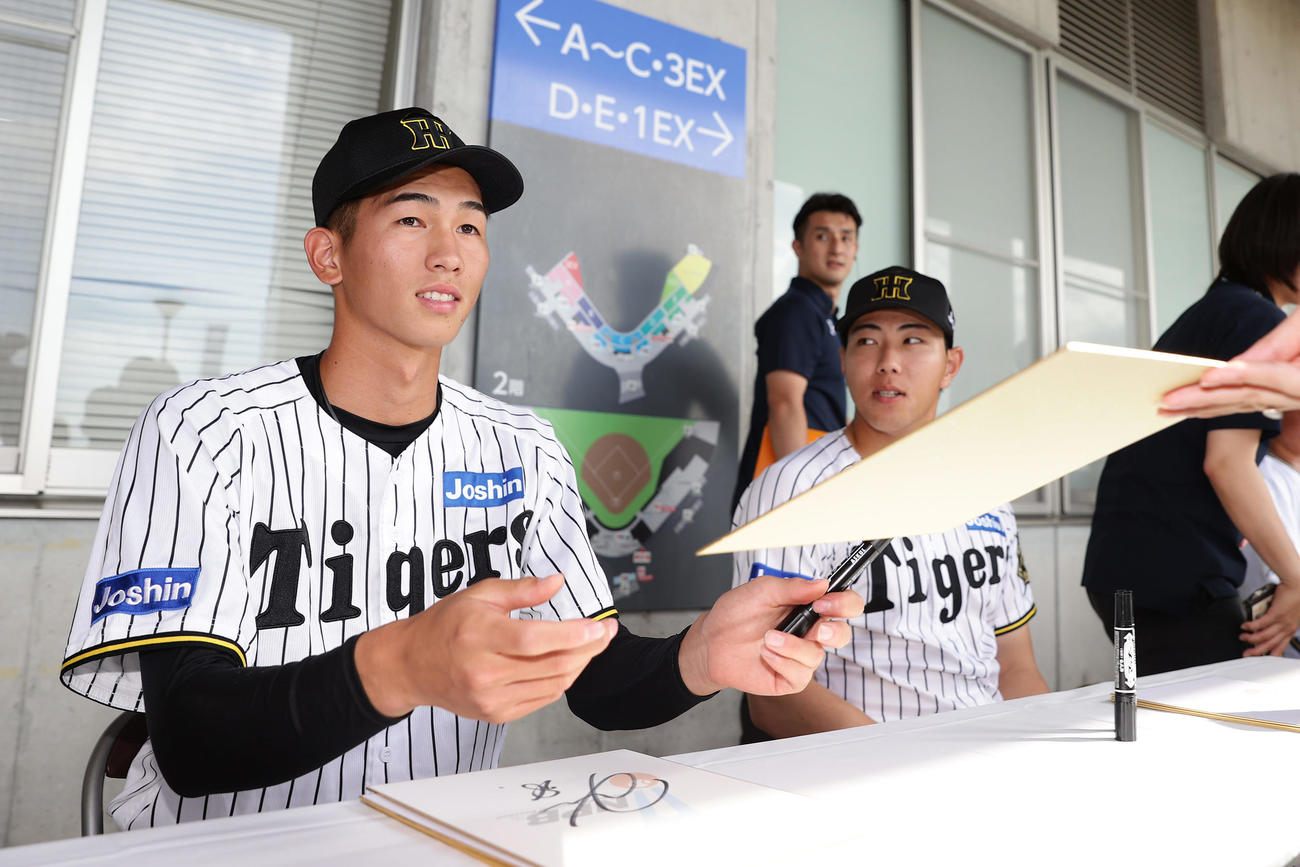 全ウ対全イ　試合前のサイン会に臨む阪神今朝丸（左）と工藤（撮影・前田充）