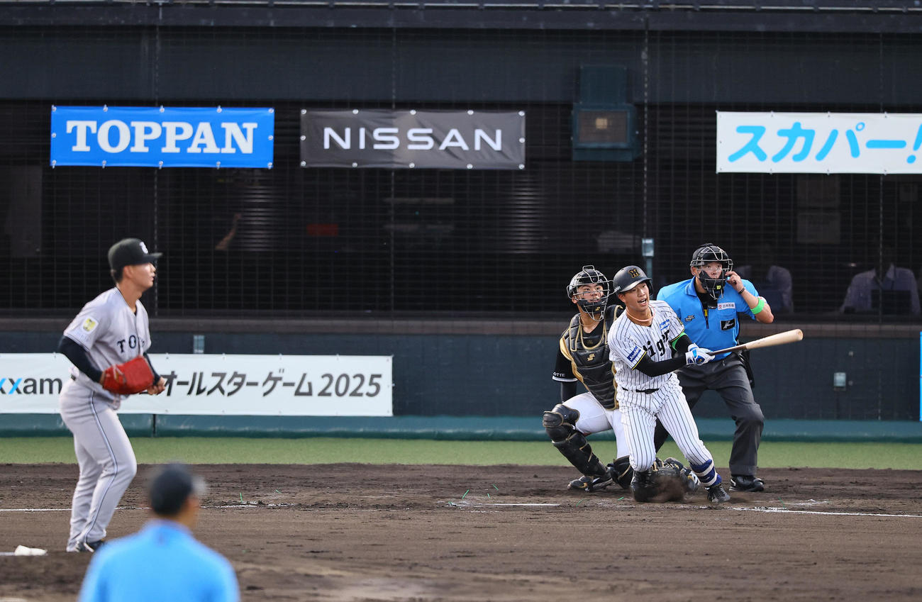 全ウ対全イ　3回裏全ウ1死、百崎は左前打を放つ。投手宮原（撮影・藤尾明華）