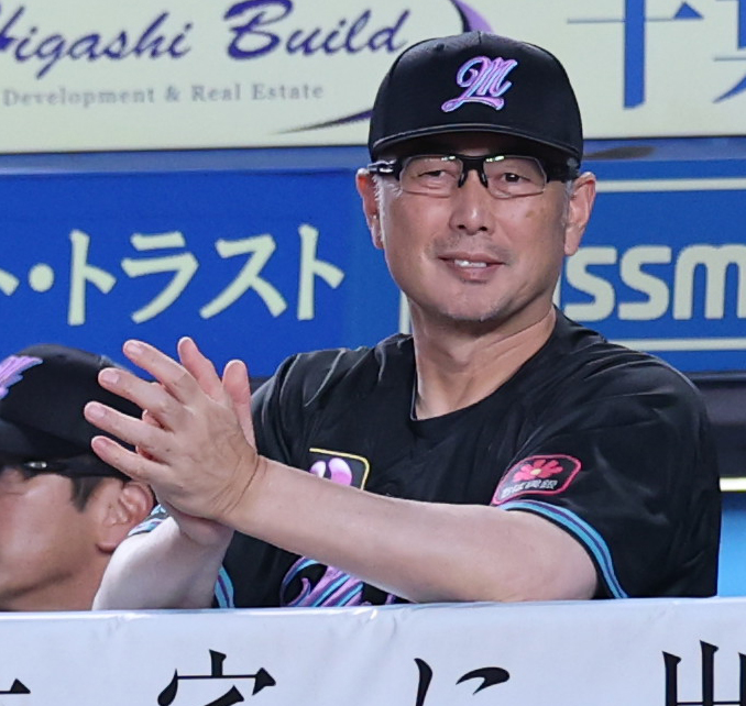 ロッテ対オリックス　3回裏、得点を喜ぶロッテ吉井監督（撮影・野上伸悟）