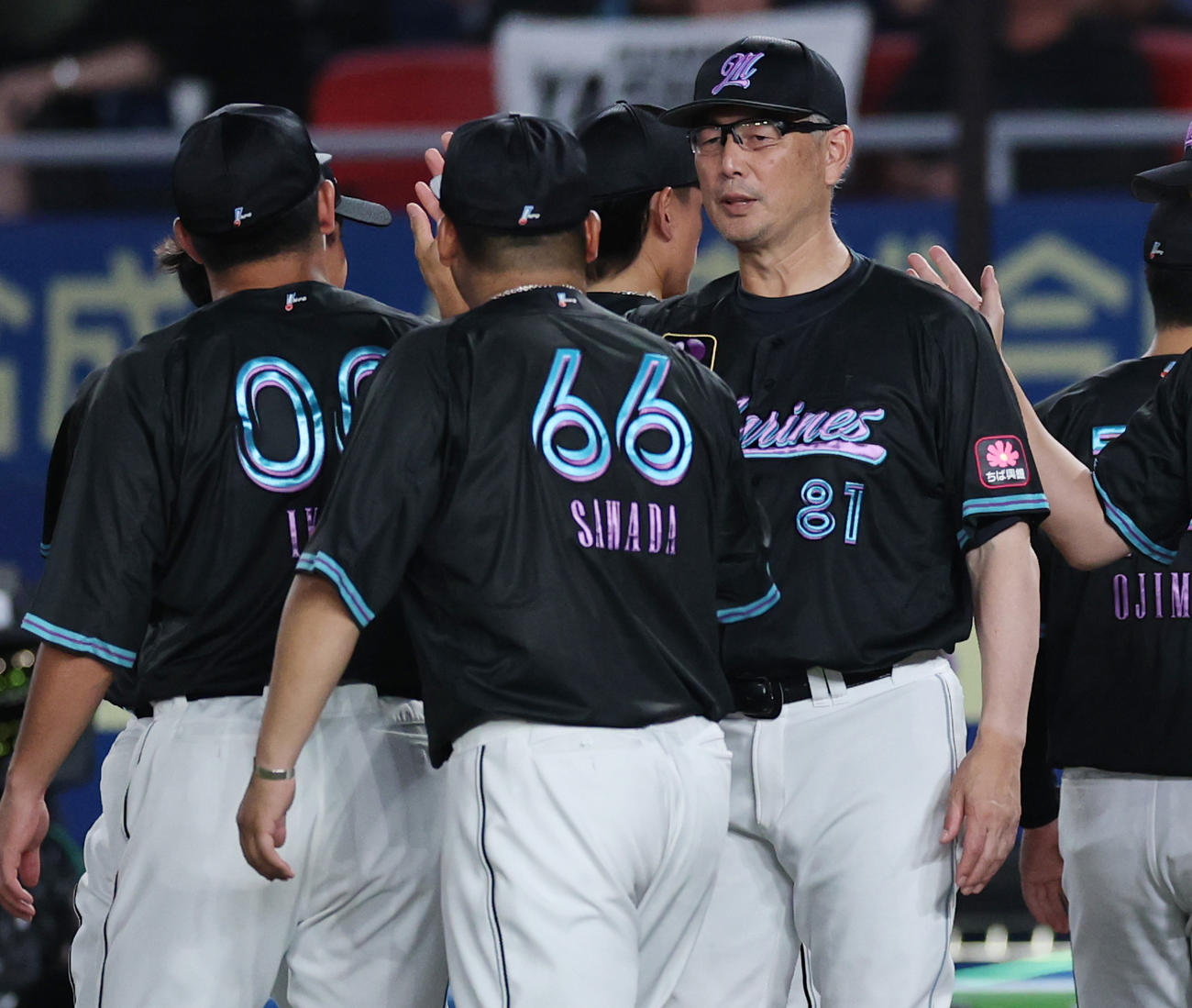 ロッテ対オリックス　勝利し選手をねぎらうロッテ吉井監督（撮影・野上伸悟）