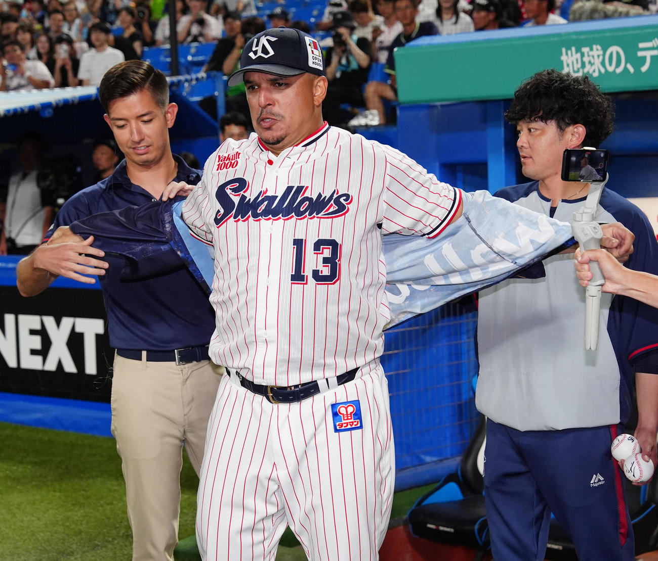 ヤクルト対広島　試合後、法被を着るヤクルト・オスナ（中央）（撮影・江口和貴）