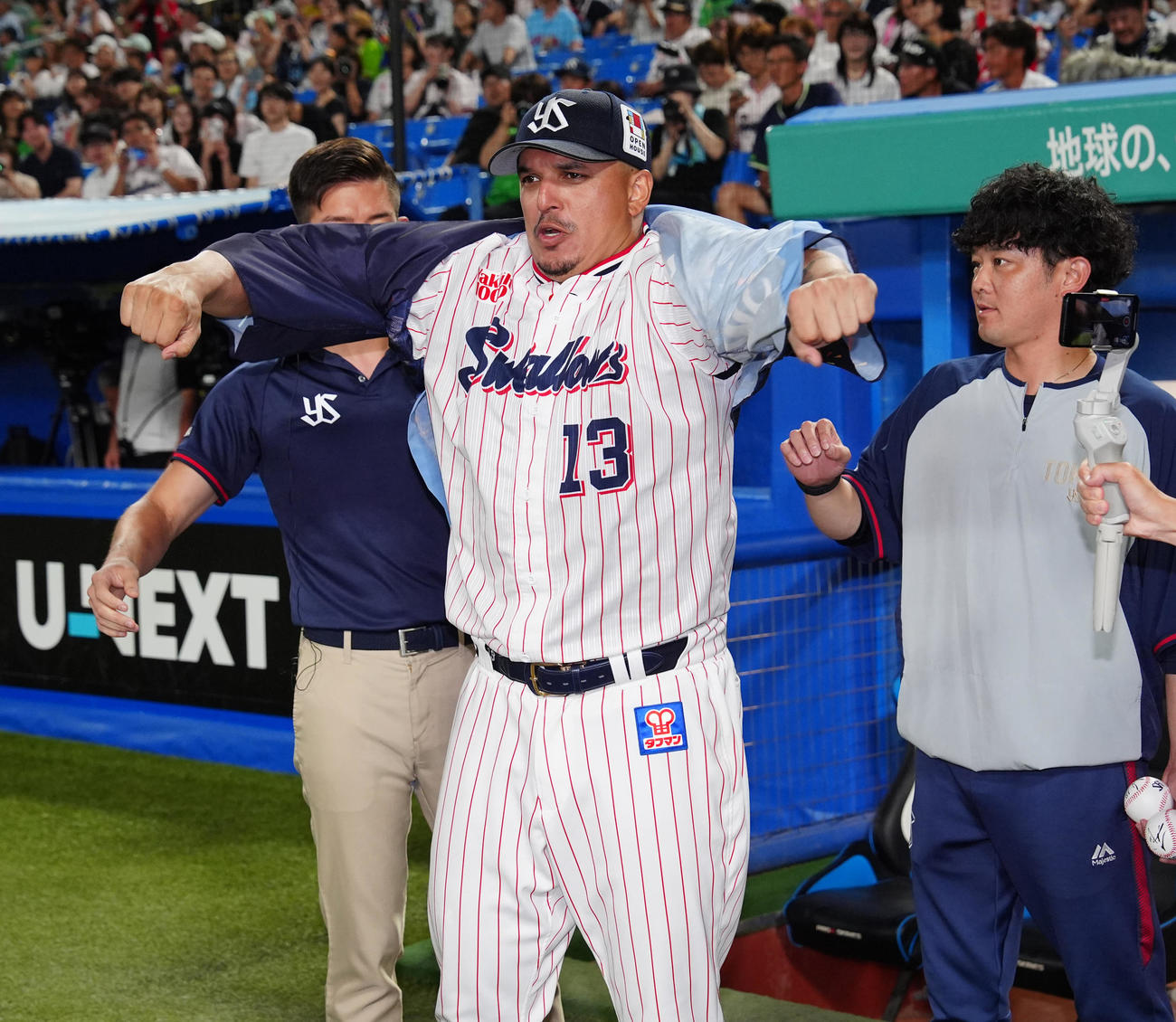 ヤクルト対広島　試合後、法被を着るヤクルト・オスナ（中央）（撮影・江口和貴）