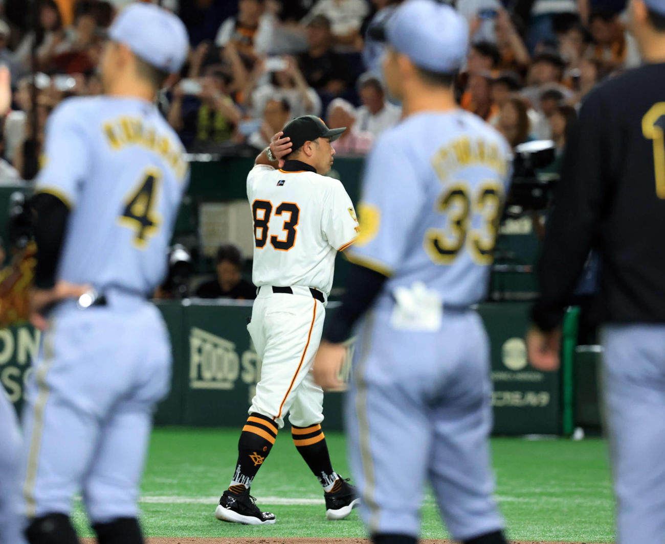 巨人対阪神　連敗を喫し、ハイタッチする阪神の選手たちを背に引き揚げる巨人阿部監督（中央）（撮影・浅見桂子）