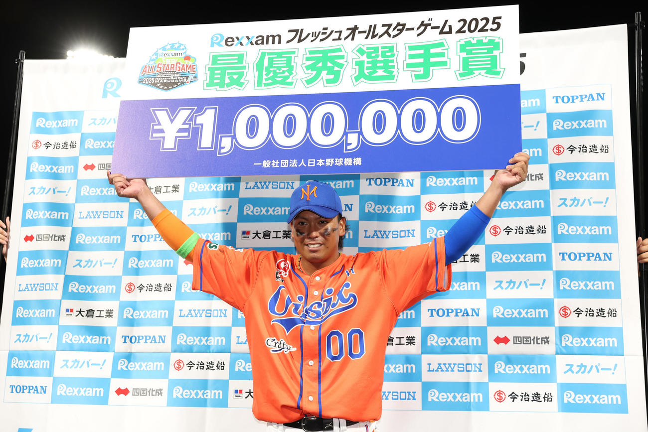 全ウ対全イ　最優秀選手賞に輝き、ボードを掲げる全イ知念（撮影・前田充）