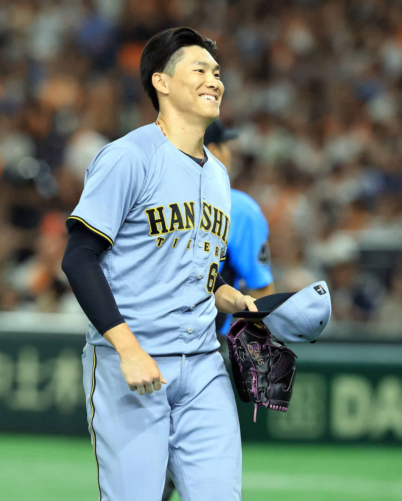 巨人対阪神　6回裏巨人の攻撃を抑え笑顔の湯浅（撮影・浅見桂子）