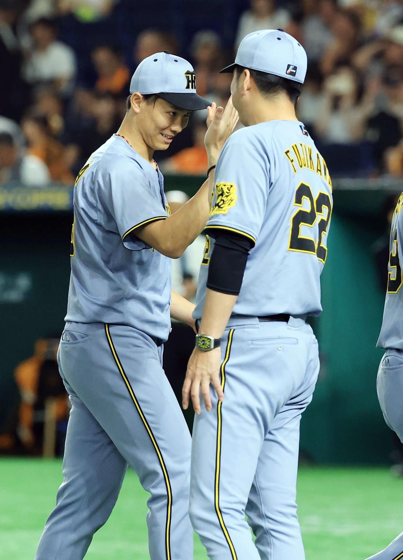 巨人対阪神　巨人に連勝し、勝利投手の湯浅（左）は藤川監督とハイタッチ（撮影・浅見桂子）