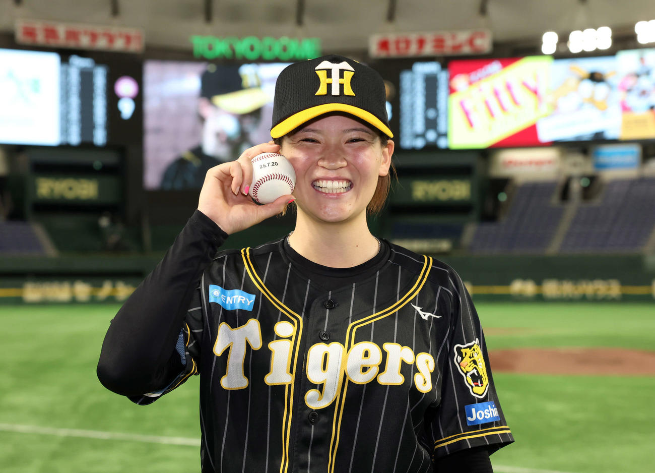 巨人対阪神　ヒーローインタビューで本塁打ボールをほおに当て笑顔の阪神安藤（2025年7月20日撮影）