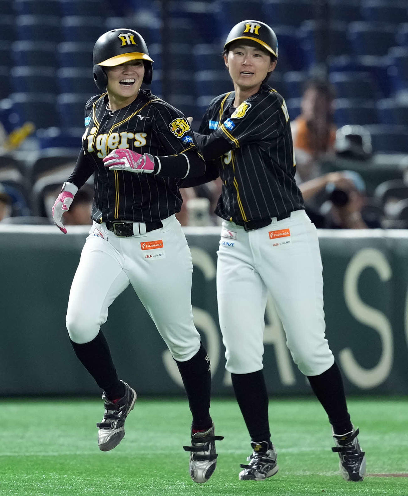 巨人対阪神　2回表阪神無死、右越えに先制ソロ本塁打を放った安藤（左）（2025年7月20日撮影）