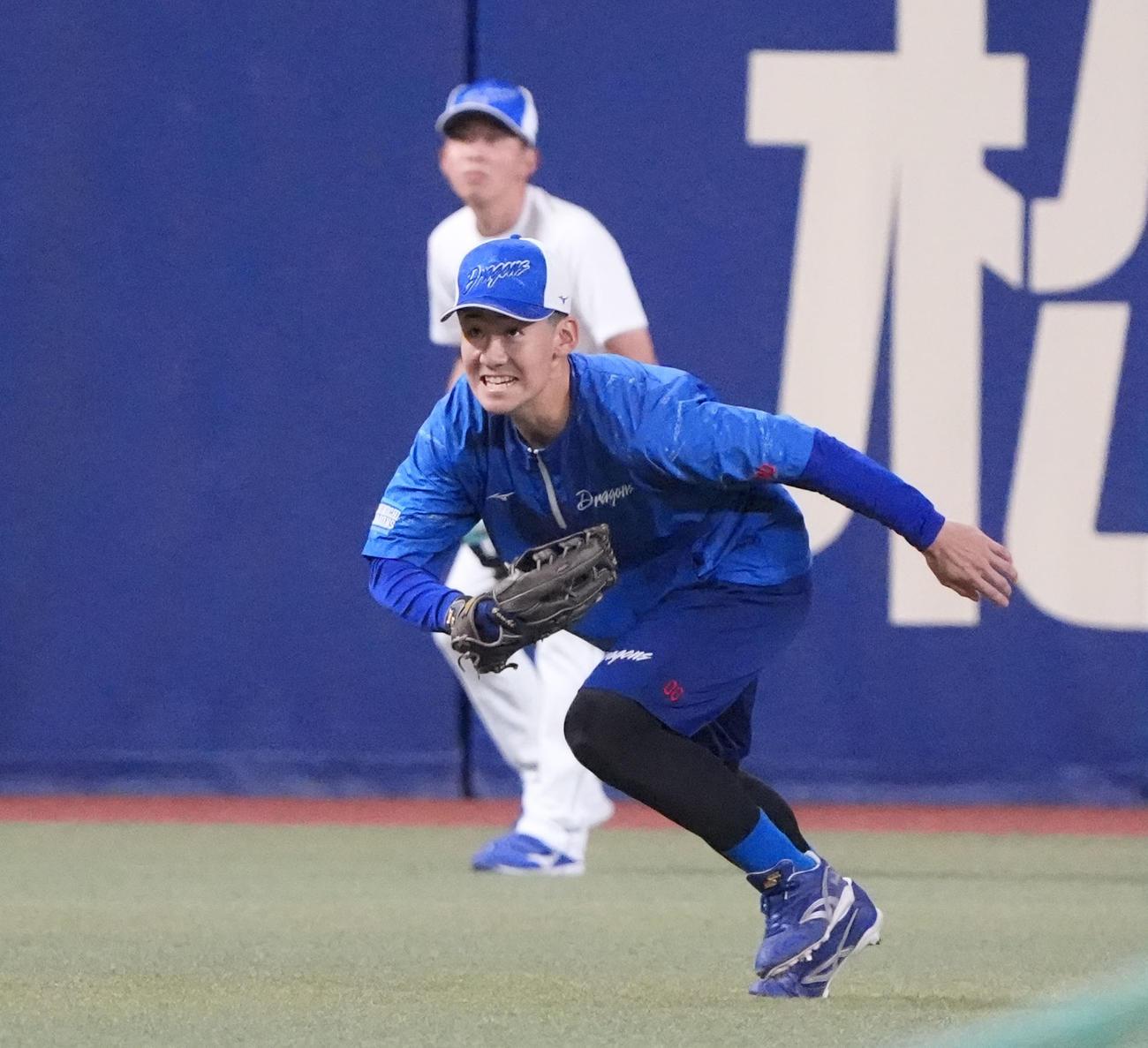 中日対DeNA　試合前、早出のノックを受ける尾田（撮影・森本幸一）