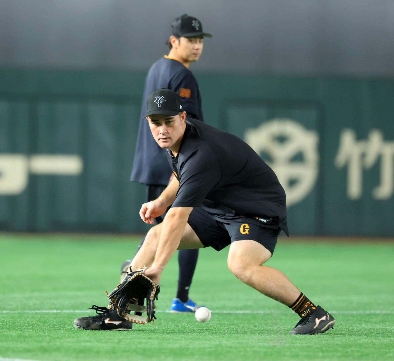 巨人対阪神　ノックを受ける巨人リチャード（撮影・浅見桂子）