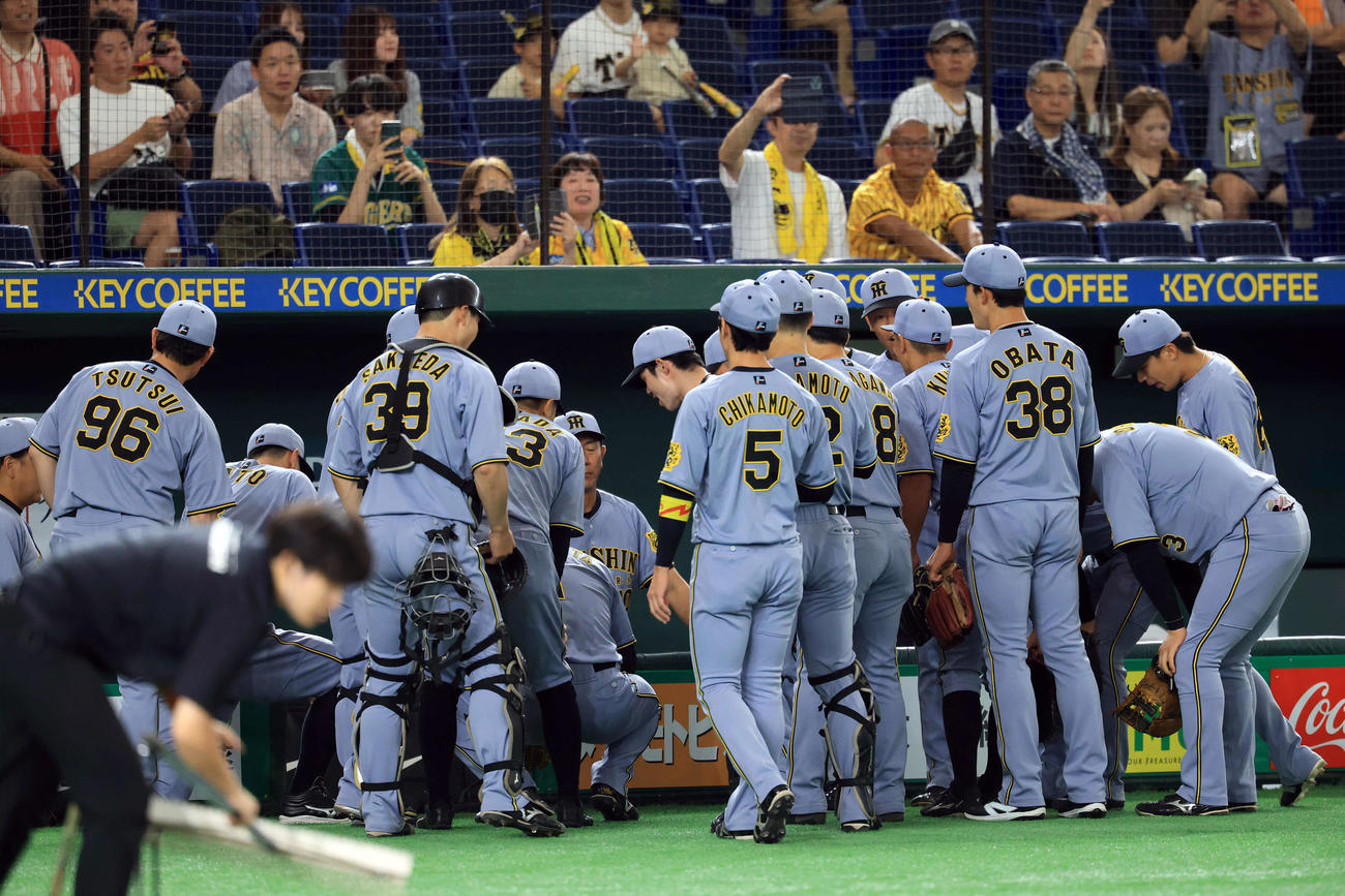 巨人対阪神　円陣を組む阪神の選手たち（撮影・浅見桂子）