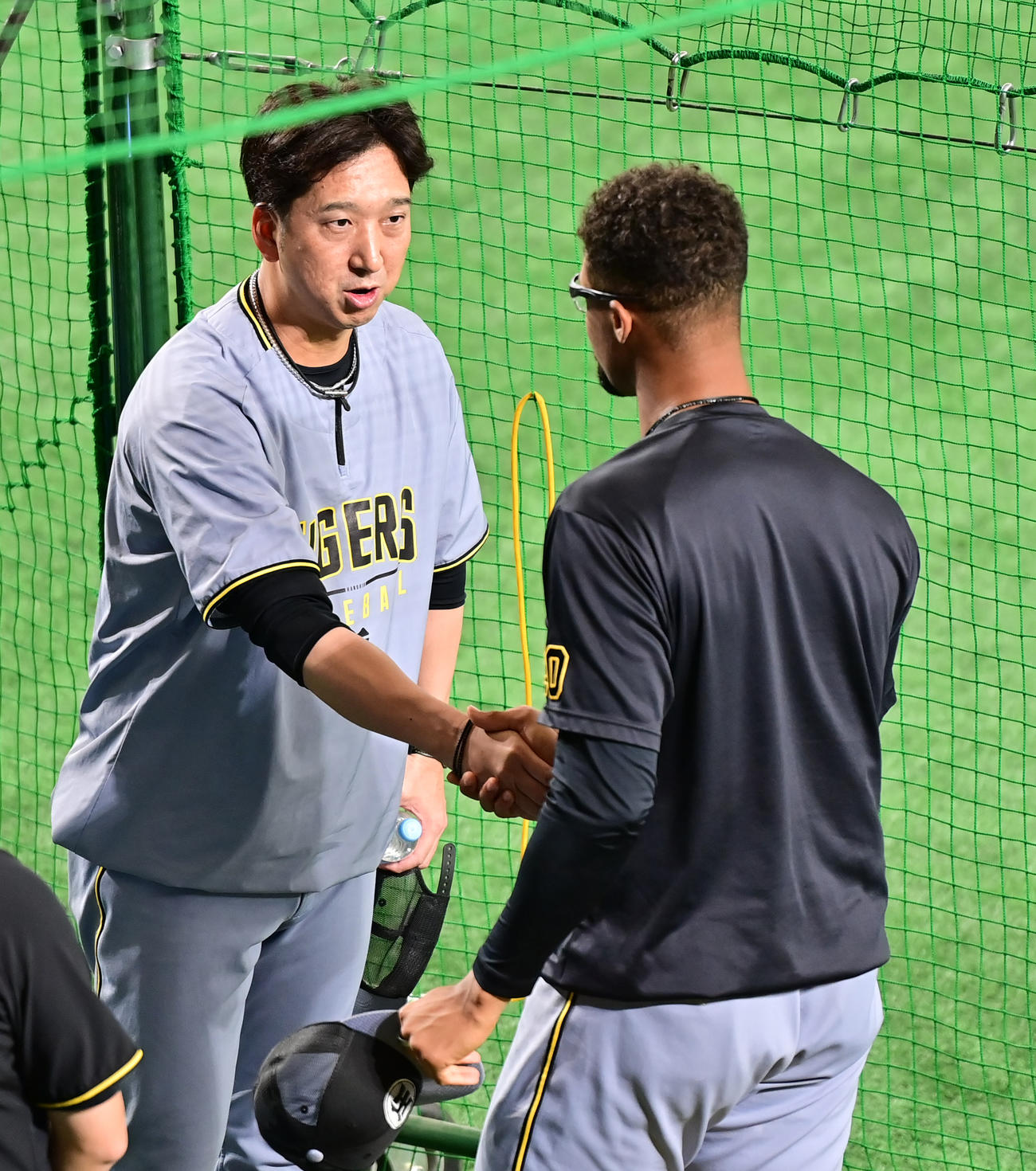 巨人対阪神　試合前、阪神デュプランティエ（右）との話し合いを終え握手を交わす藤川監督（撮影・清水貴仁）