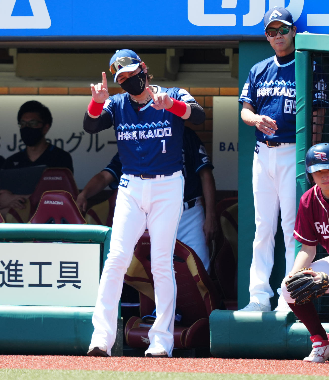 楽天対日本ハム　1回表日本ハム1死一塁、打者レイエスの時、二盗を試みた一塁走者五十幡がアウトと判定された場面でリクエストを行使する新庄監督（撮影・鈴木みどり）