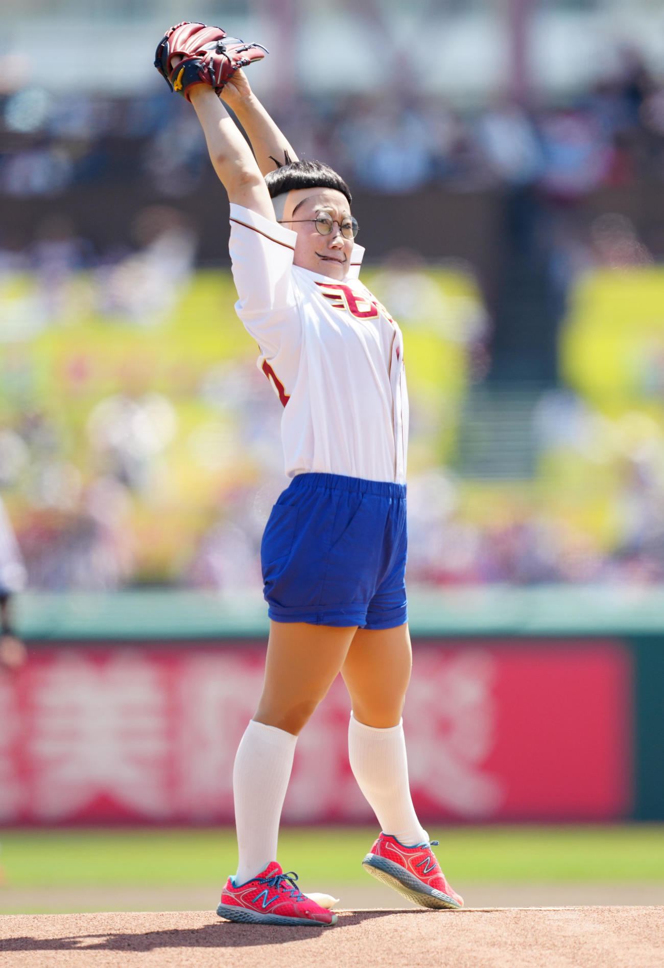 楽天対日本ハム　サザエさんの中島くんに扮し、始球式で投球するキンタロー。（撮影・鈴木みどり）