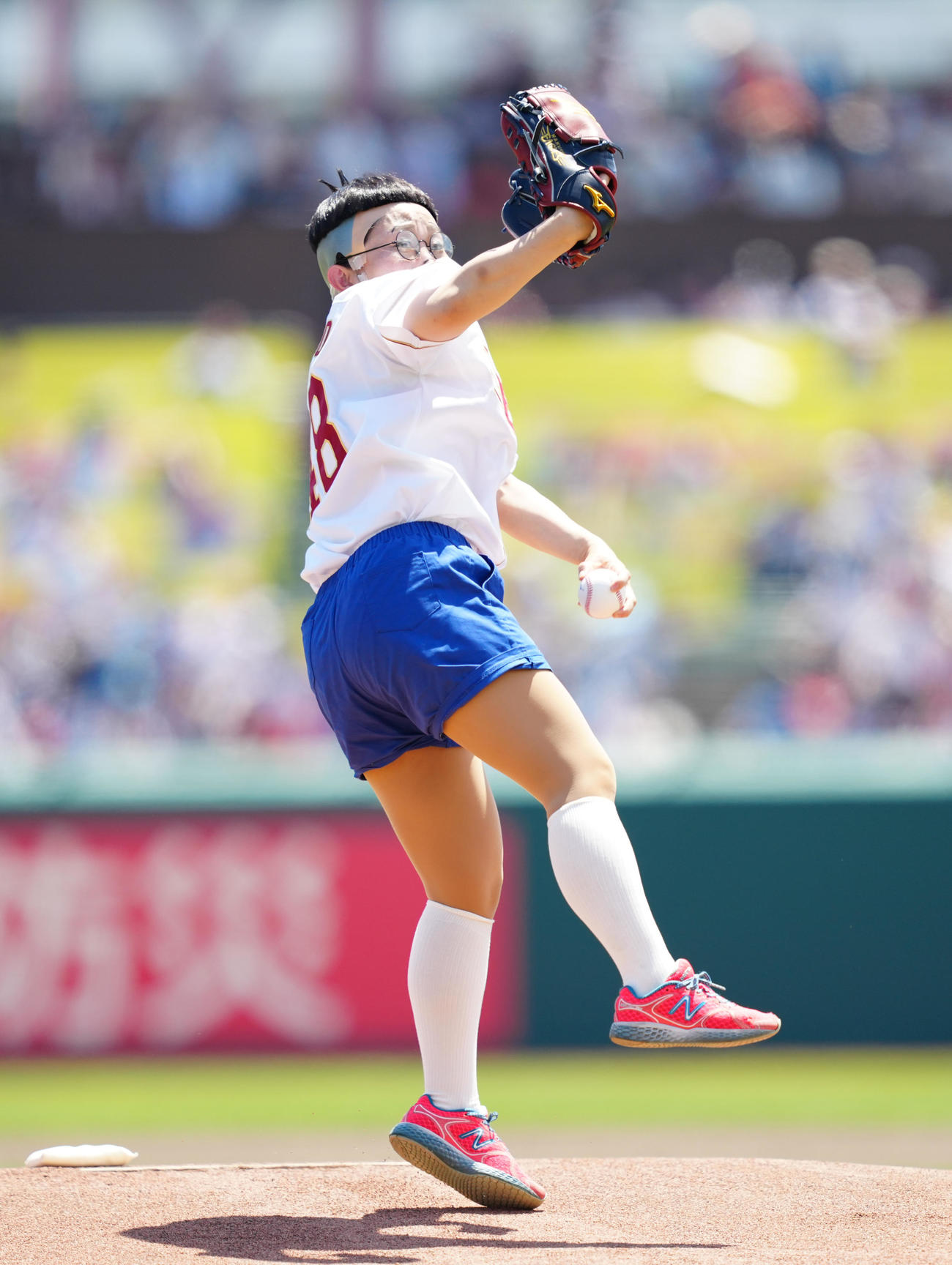 楽天対日本ハム　サザエさんの中島くんに扮し、始球式で投球するキンタロー。（撮影・鈴木みどり）