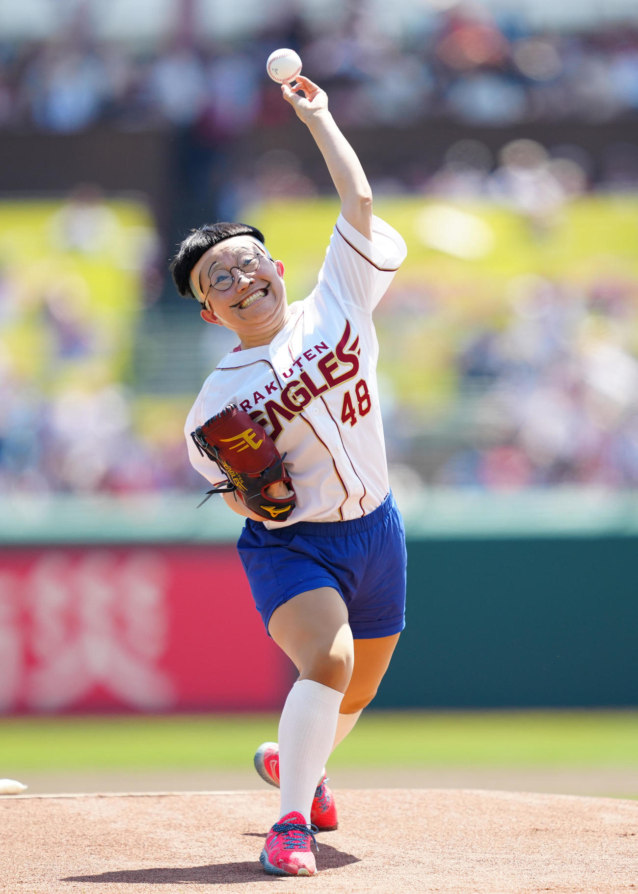 楽天対日本ハム　サザエさんの中島くんに扮し、始球式で投球するキンタロー。（撮影・鈴木みどり）
