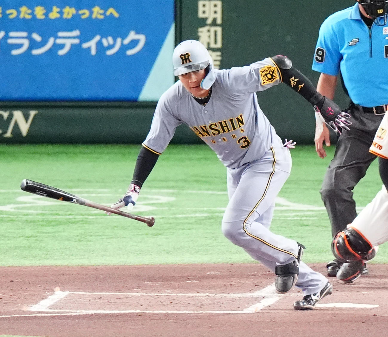 巨人対阪神　1回表阪神2死一、三塁、遊ゴロに倒れる大山（撮影・清水貴仁）