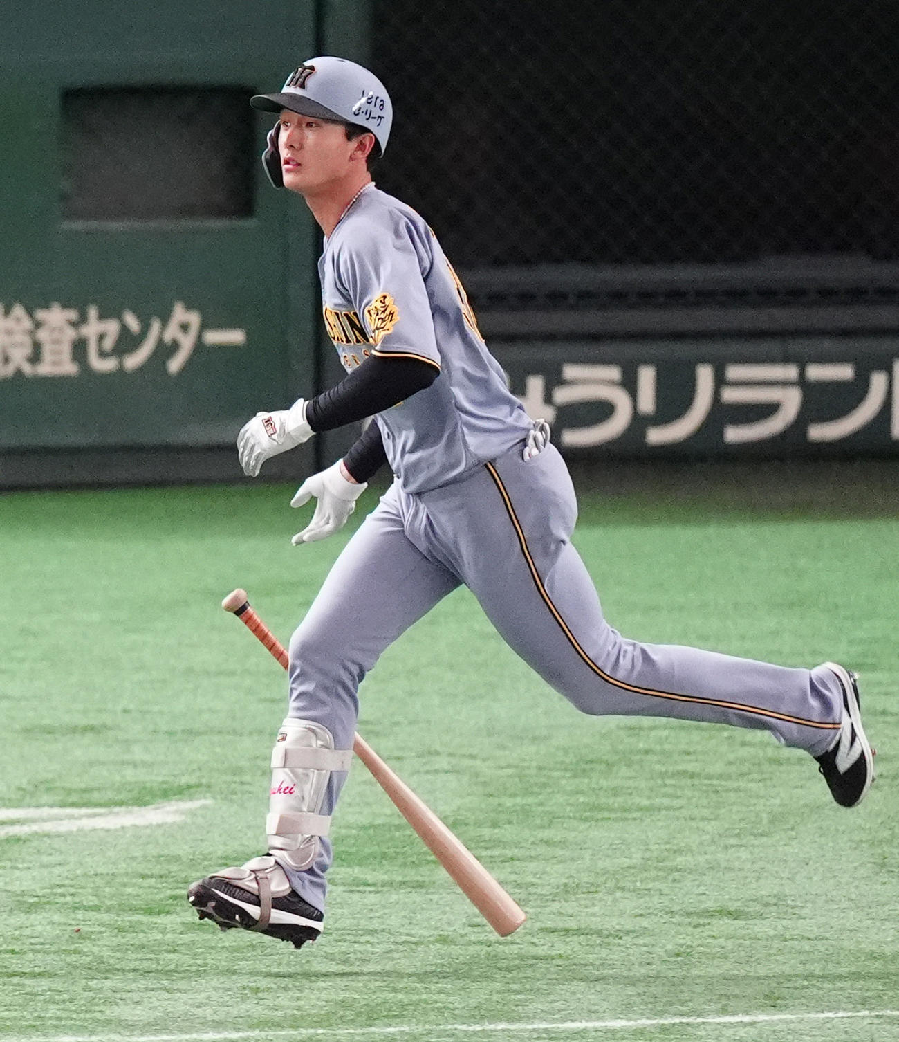 巨人対阪神　1回表阪神無死、右越えソロ本塁打を放つ小幡（撮影・清水貴仁）