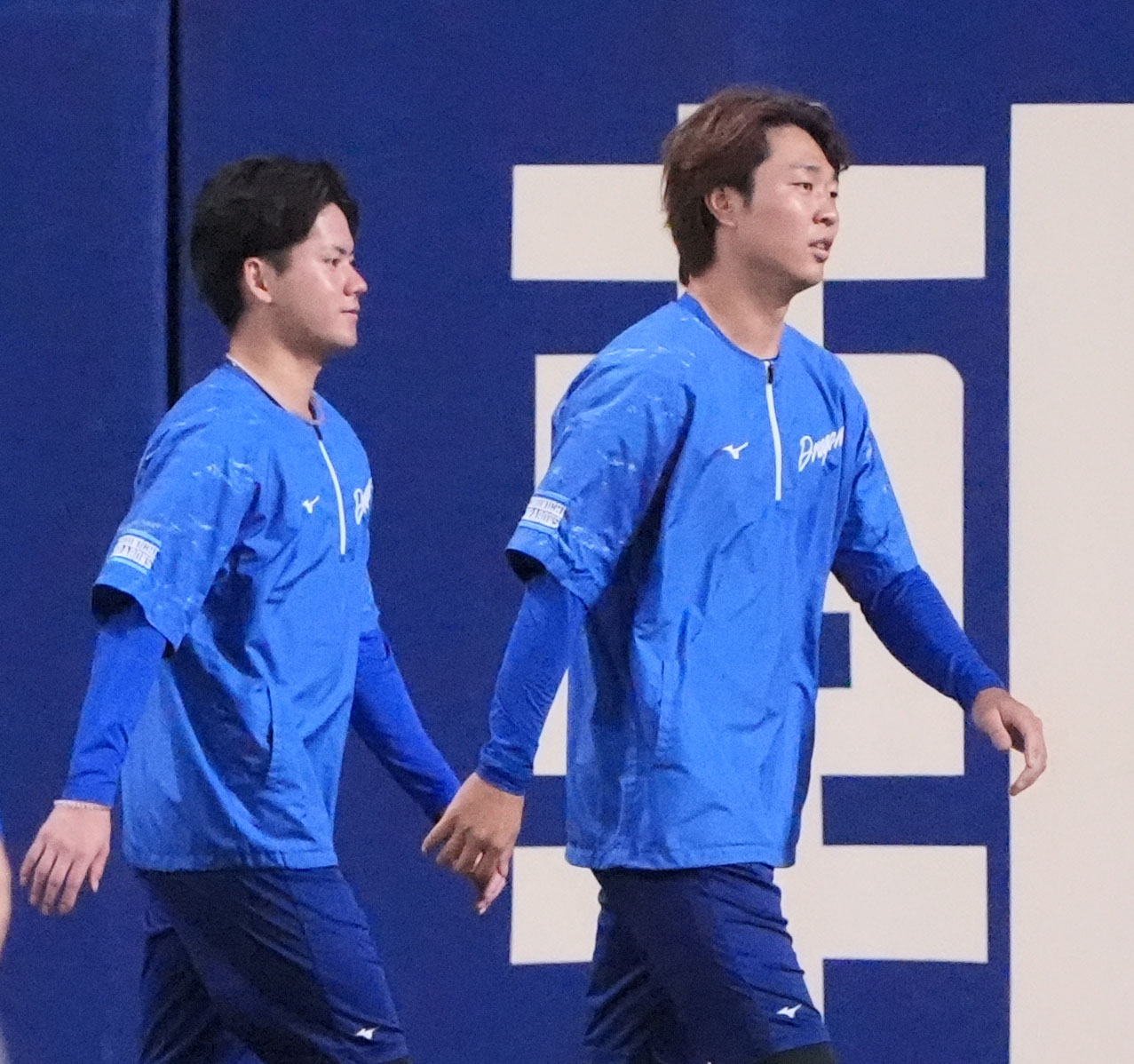 中日対DeNA　試合前、フェンス際で言葉を交わす左から金丸と高橋宏（撮影・森本幸一）