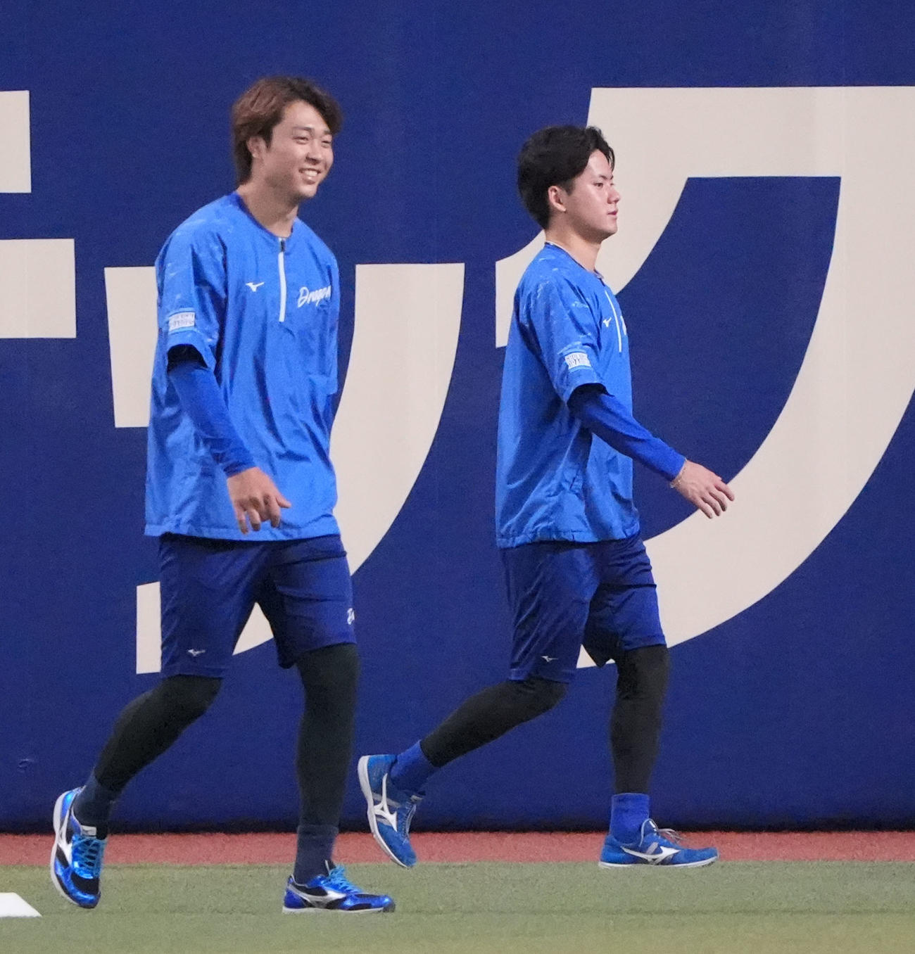 中日対DeNA　試合前、フェンス際で言葉を交わす左から金丸と高橋宏（撮影・森本幸一）