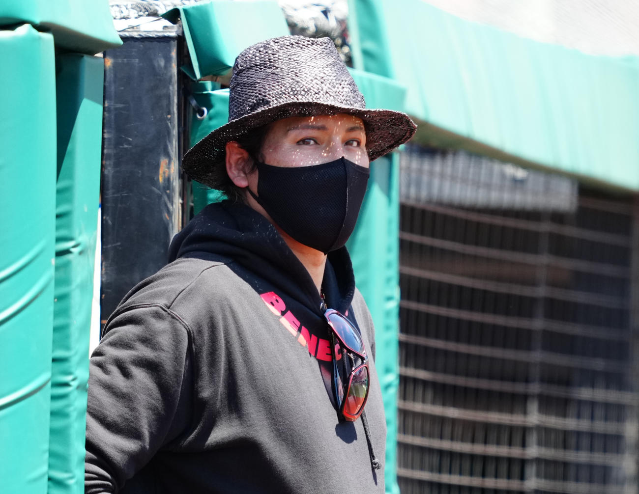 楽天対日本ハム　試合前練習を見る日本ハム新庄監督（撮影・鈴木みどり）