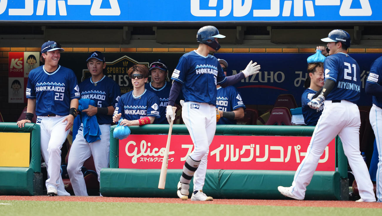 楽天対日本ハム　4回表日本ハム2死一塁、万波の先制の左適時二塁打で生還した清宮幸（右）はナインと笑顔でハイタッチ（撮影・鈴木みどり）