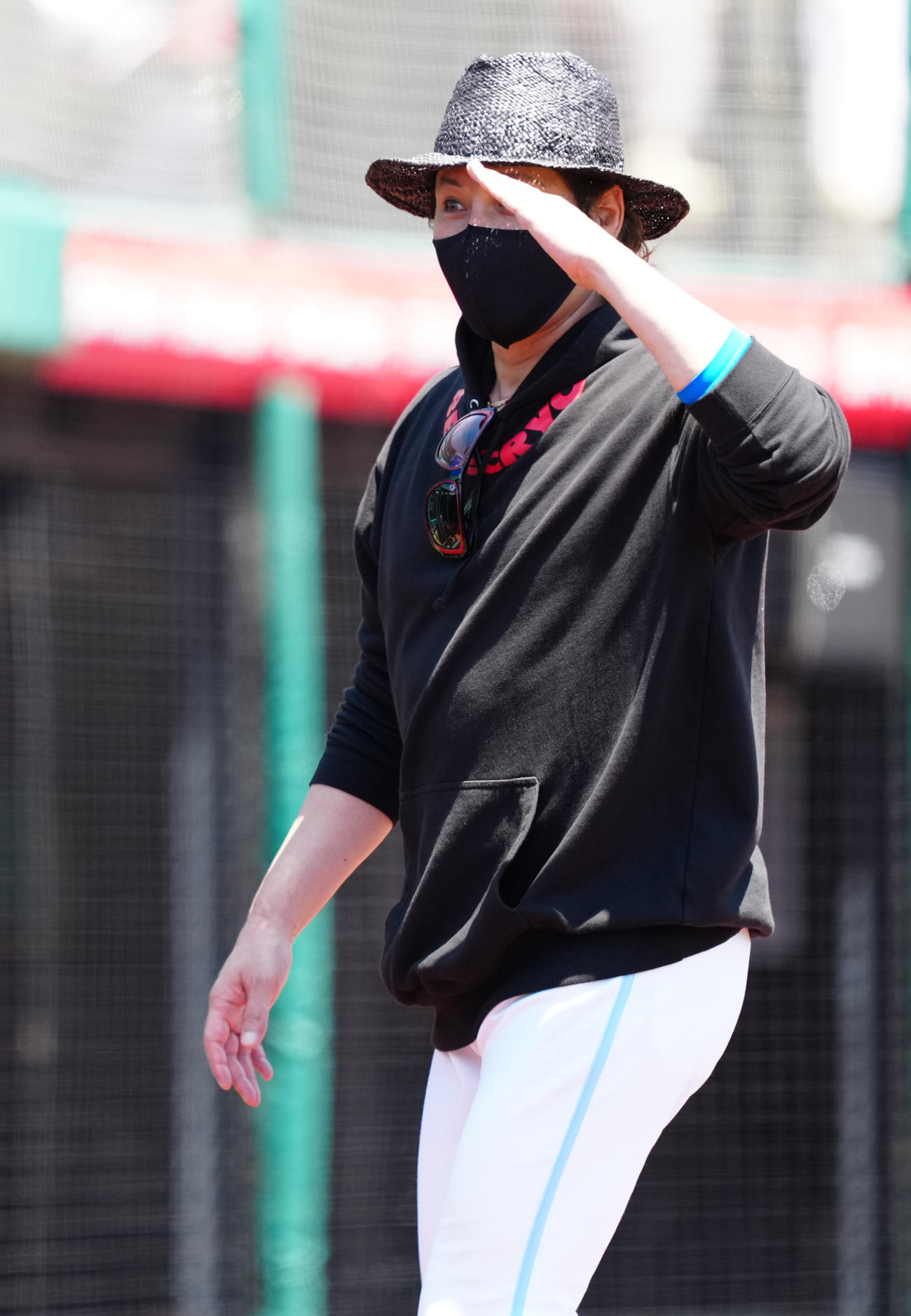 楽天対日本ハム　試合前練習で敬礼する日本ハム新庄監督（撮影・鈴木みどり）