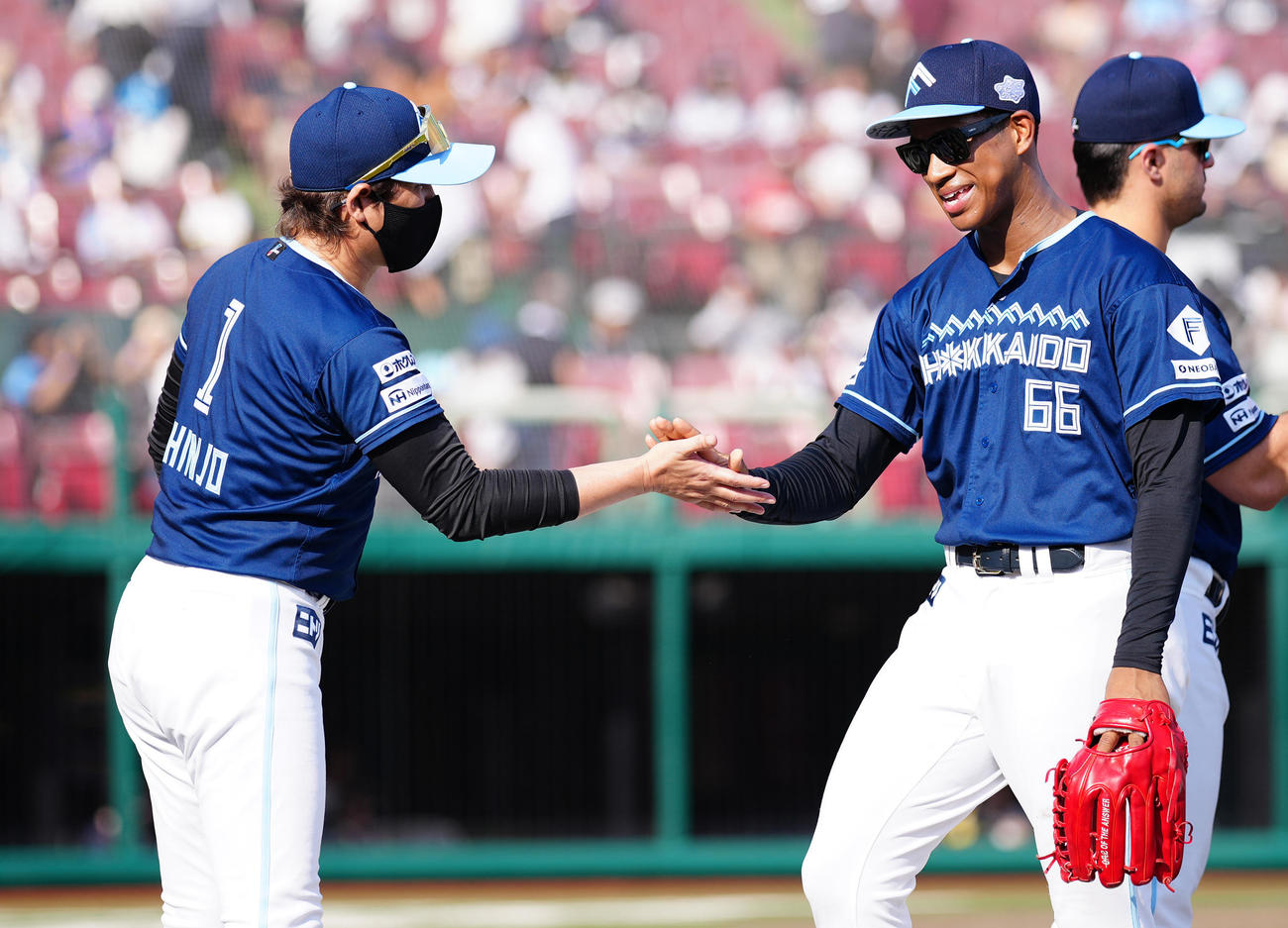 楽天対日本ハム　楽天に3連勝し、万波（右手前）らナインを迎える日本ハム新庄監督（撮影・鈴木みどり）