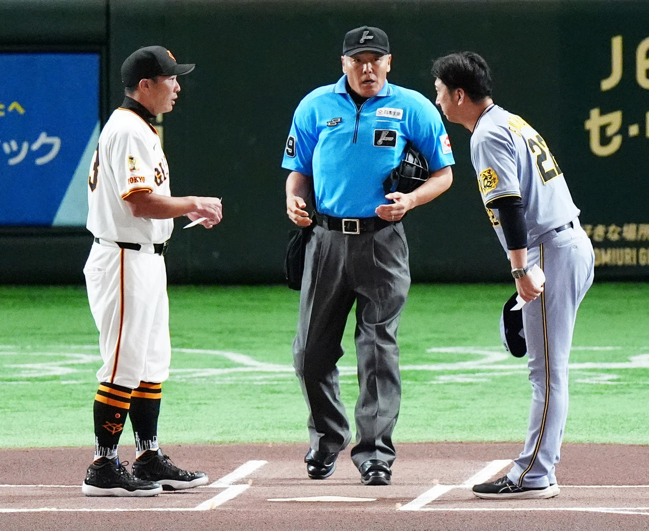 巨人対阪神　最終メンバー表交換を行う巨人阿部監督（左）と阪神藤川監督（撮影・清水貴仁）