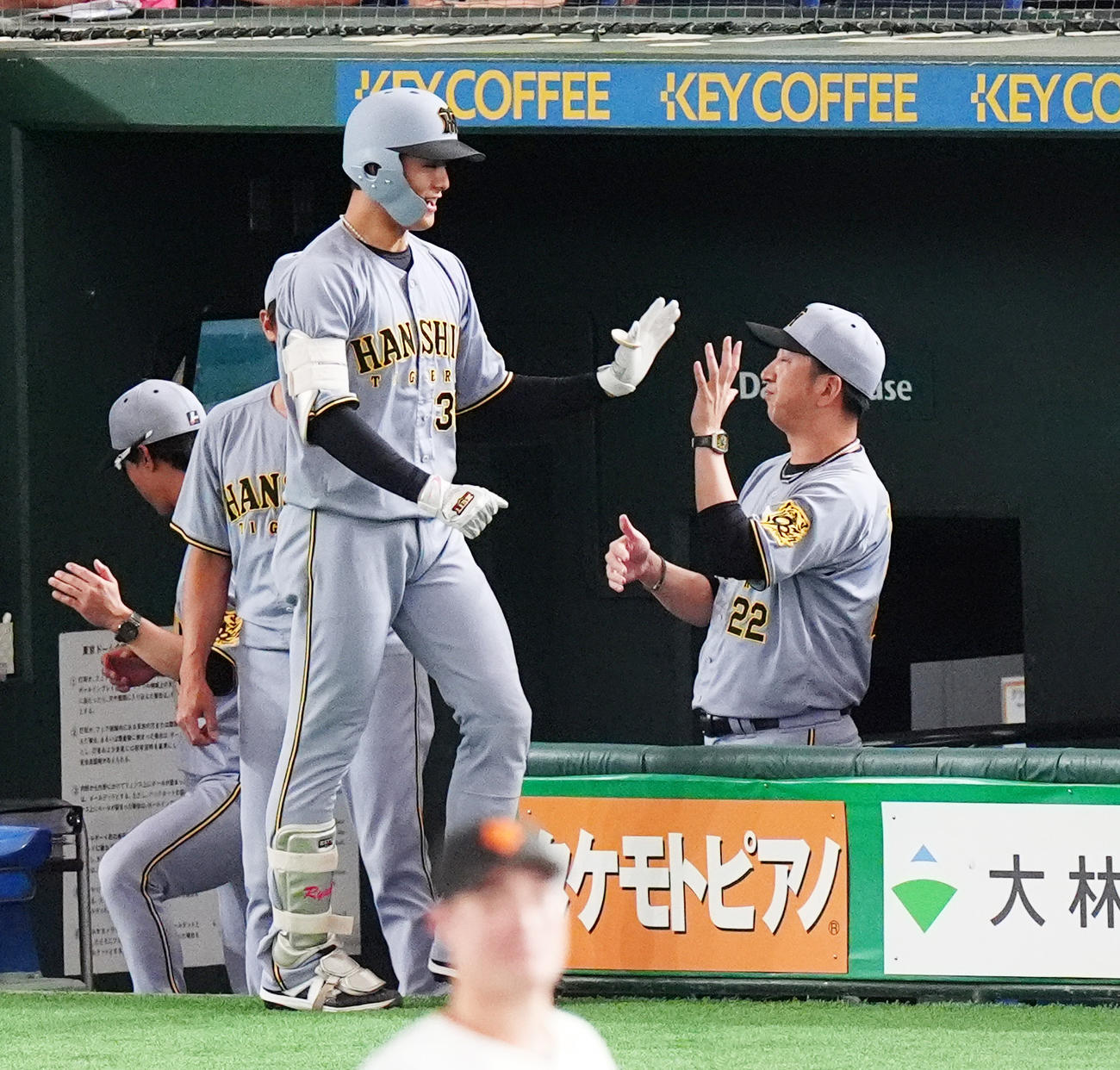 巨人対阪神　1回表阪神無死、右越えソロ本塁打を放った小幡（左）を出迎える藤川監督（右）（撮影・清水貴仁）