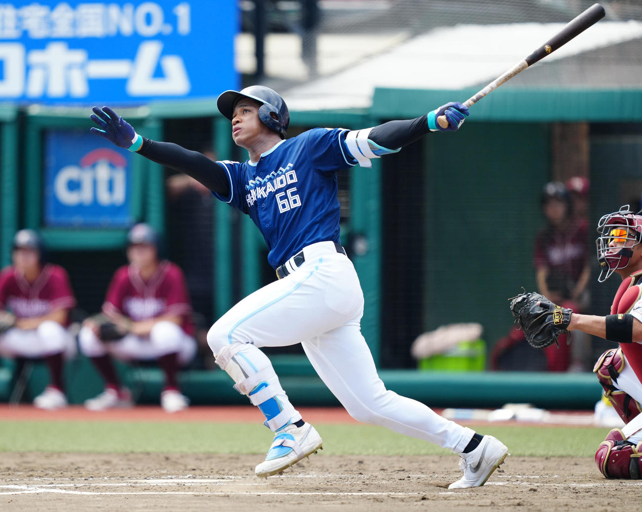 楽天対日本ハム　4回表日本ハム2死一塁、先制の左適時二塁打を放つ万波（撮影・鈴木みどり）