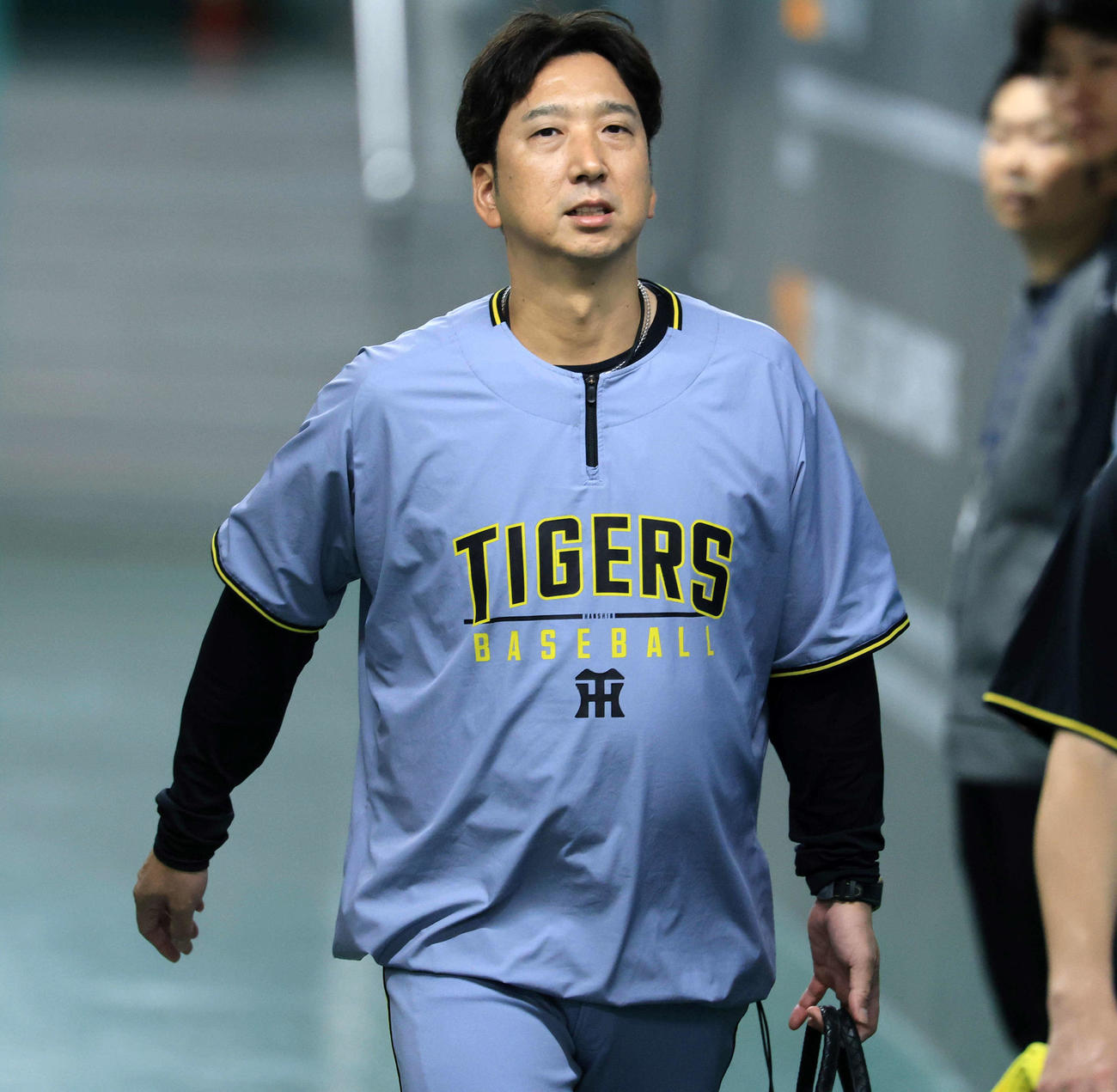 巨人対阪神　ベンチに向かう阪神藤川監督（撮影・浅見桂子）