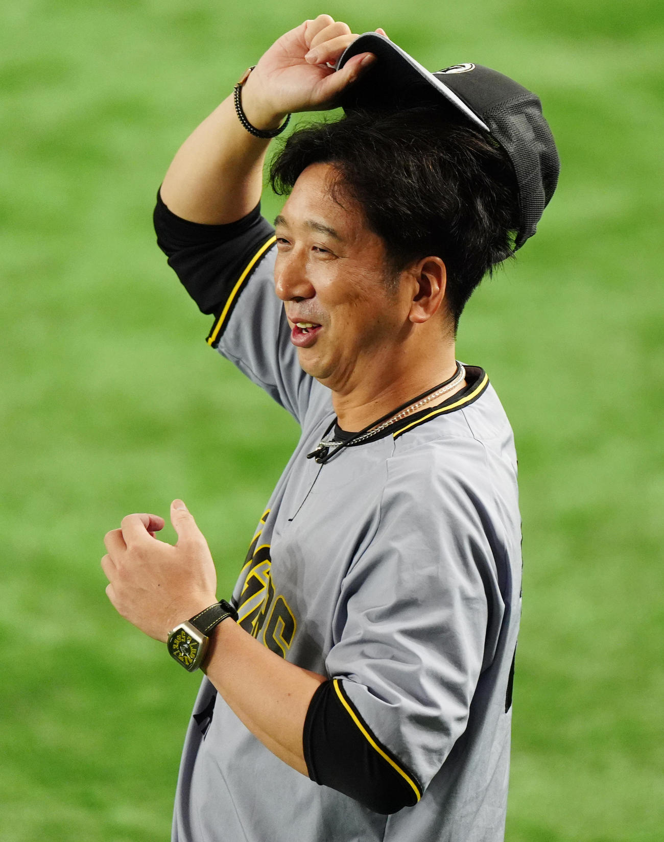 巨人対阪神　試合前練習を笑顔で見る阪神藤川監督（撮影・清水貴仁）