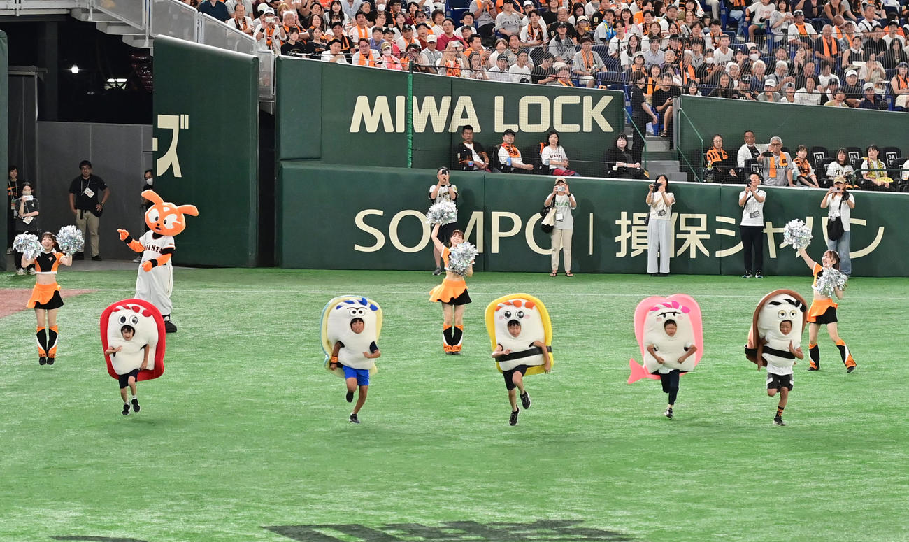 巨人対阪神　すしレースはたまごが勝利（撮影・清水貴仁）