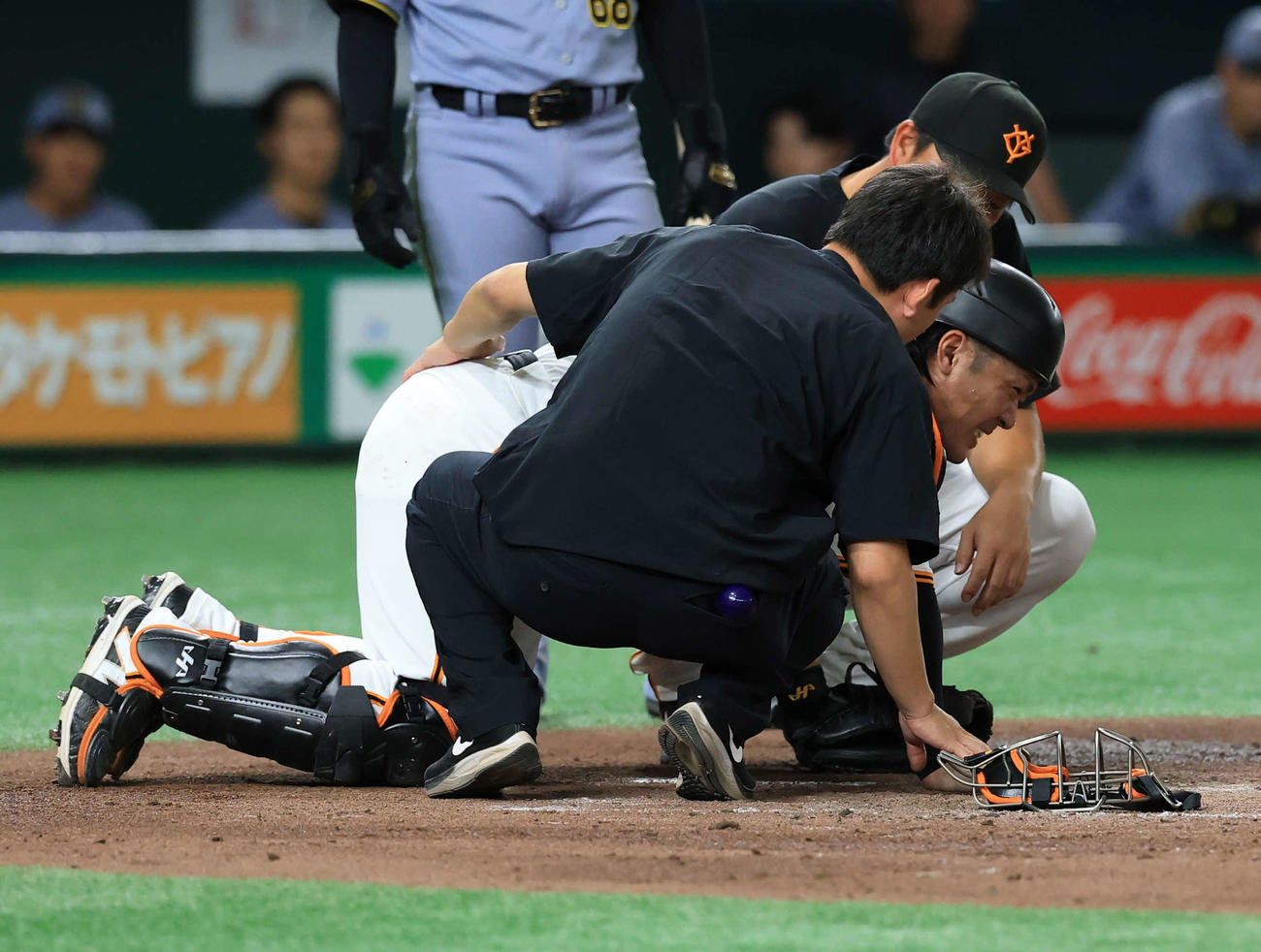 巨人対阪神　3回表阪神1死、中川のファウルが当たり痛がる甲斐（撮影・浅見桂子）