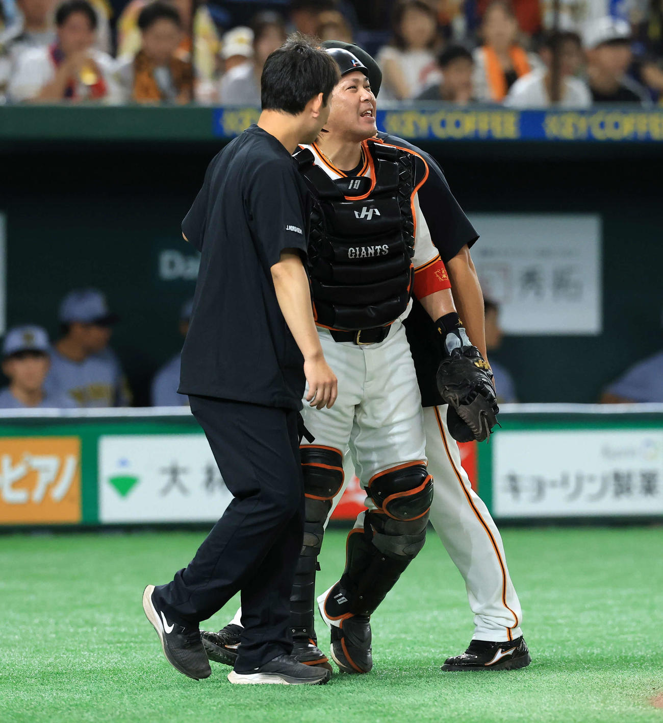 巨人対阪神　3回表阪神1死、中川のファウルが当たり痛がる甲斐（撮影・浅見桂子）