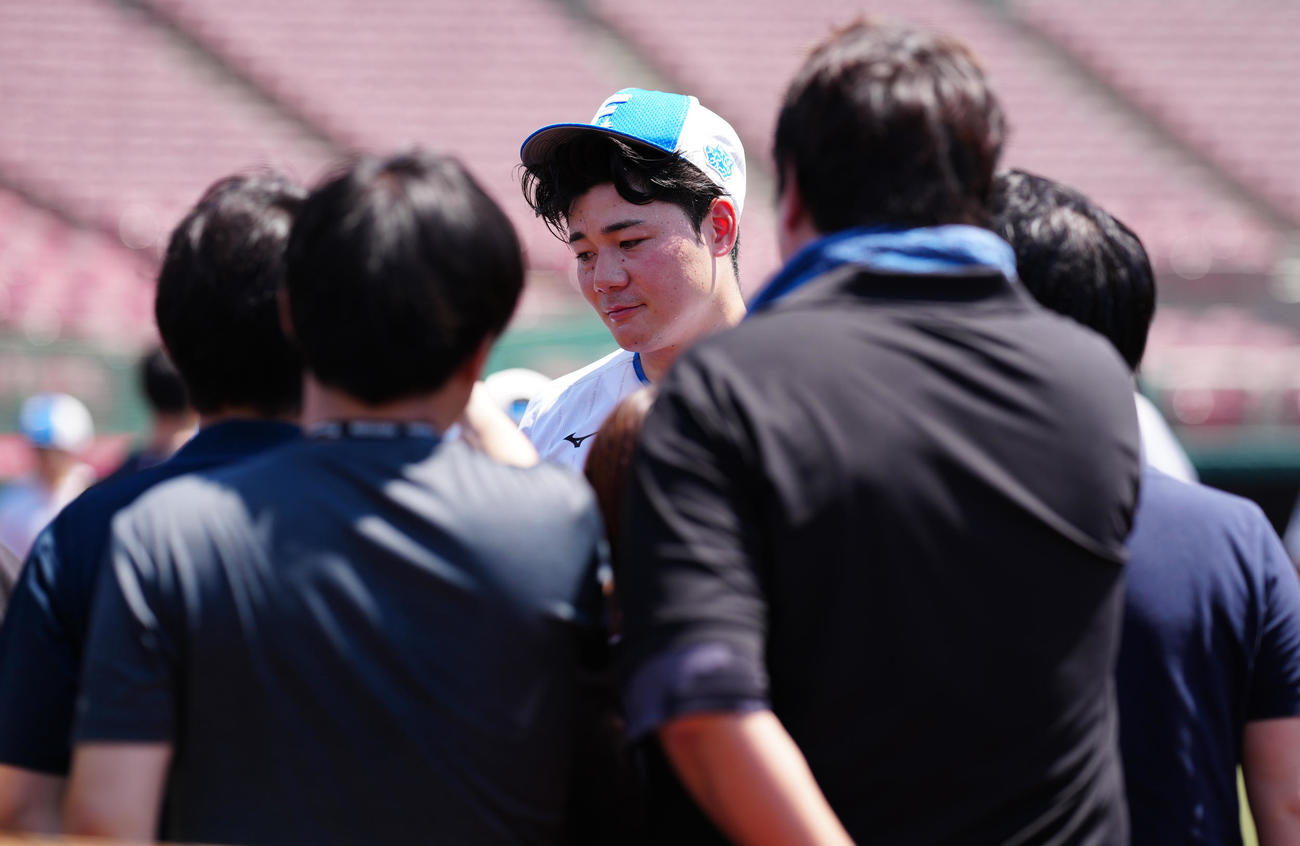 楽天対日本ハム　練習前に囲み取材を受ける日本ハム清宮幸（撮影・鈴木みどり）