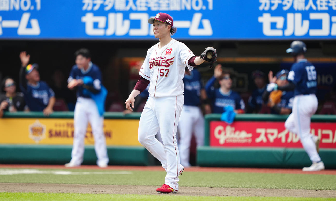 楽天対日本ハム　4回表日本ハム2死二塁、二塁手黒川の後逸で二塁走者万波の生還を許し、浮かない表情の滝中（撮影・鈴木みどり）