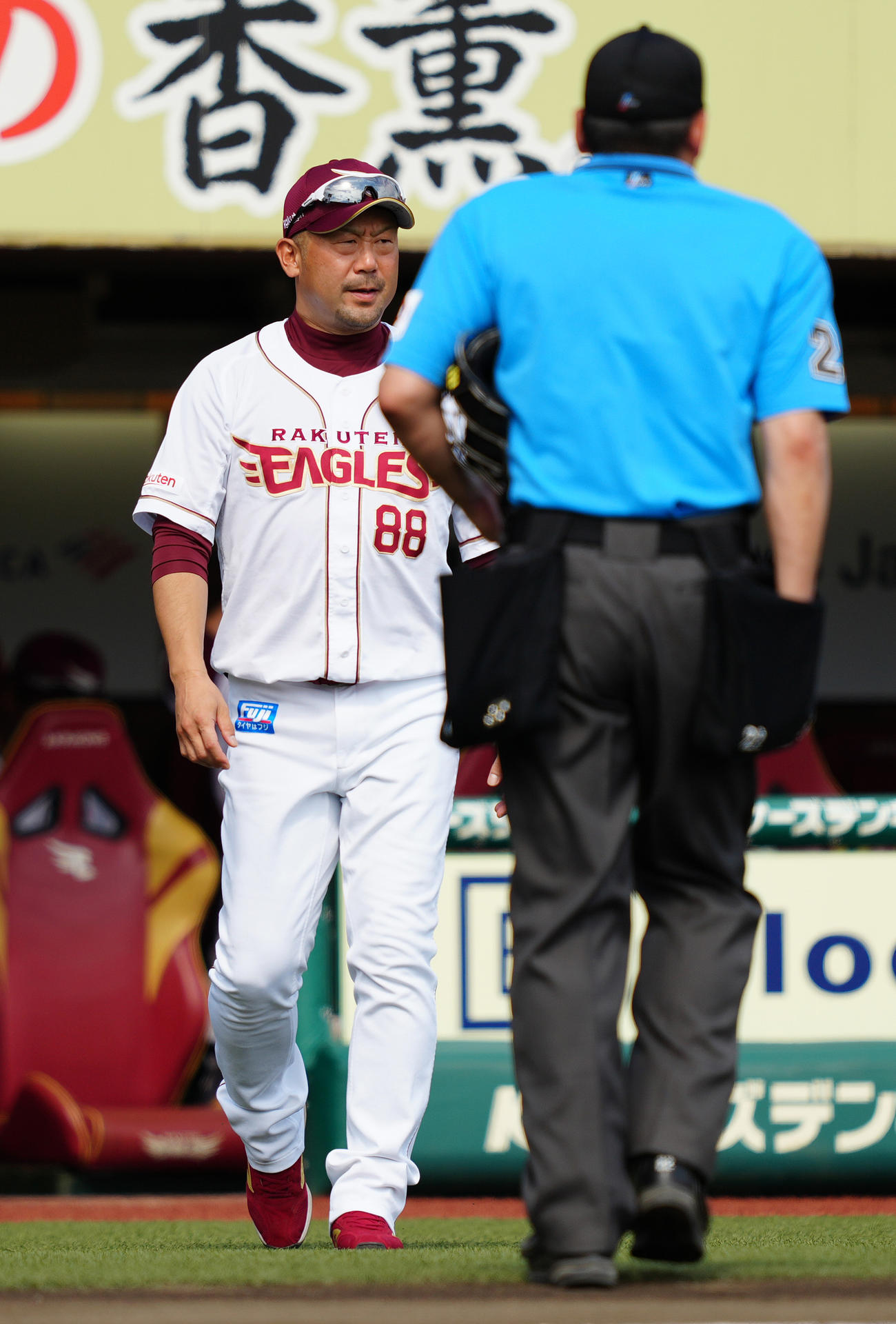 楽天対日本ハム　6回表途中で瀧中の降板を告げる楽天三木肇監督（撮影・鈴木みどり）