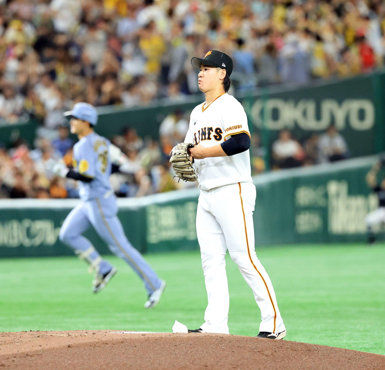 巨人対阪神　2回表阪神無死、小幡（後方）に右越えソロ本塁打を許した井上（撮影・浅見桂子）